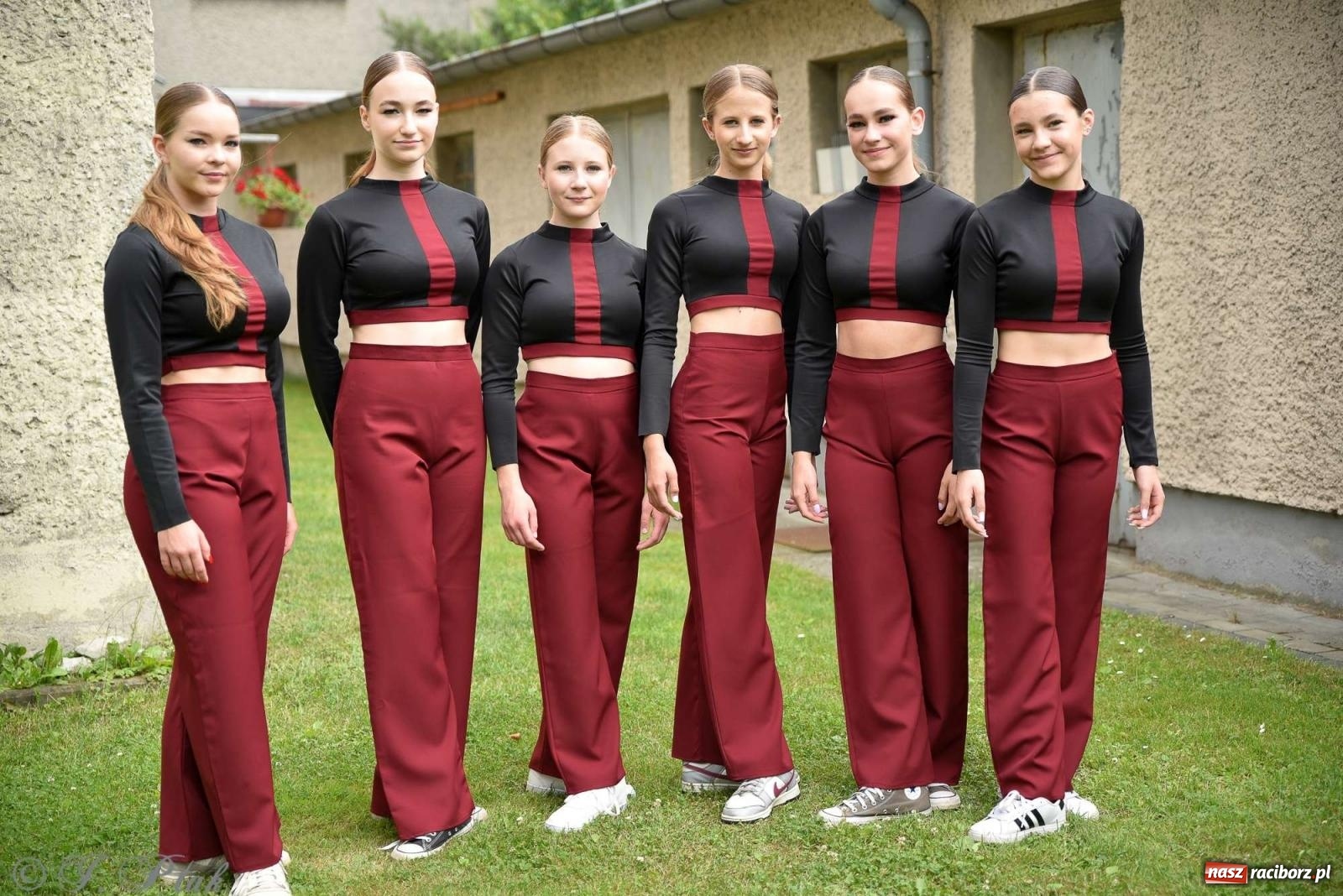 Zdjęcie w galerii na portalu naszraciborz.pl: Wicher w klasztornym ogrodzie. Futboliści z Płoni świętują 30-lecie swojego klubu wiadomości z regionu