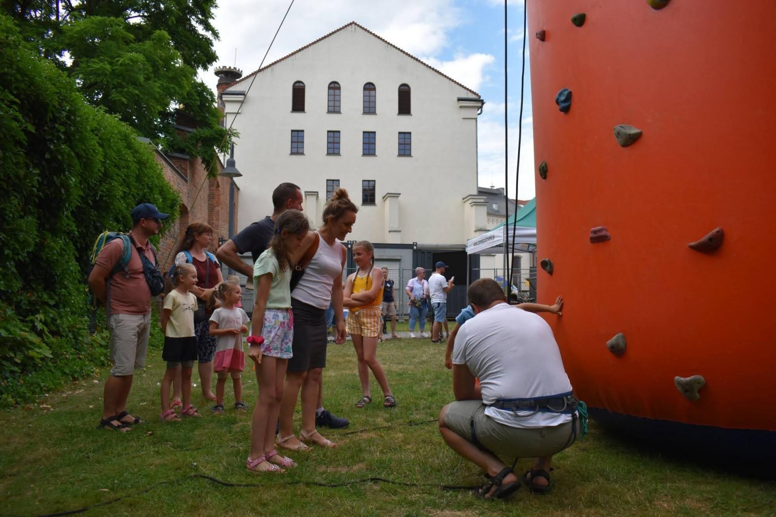 Zdjęcie w galerii na portalu naszraciborz.pl: Na zamku zainaugurowano akcję Wakacje w powiecie wiadomości z regionu