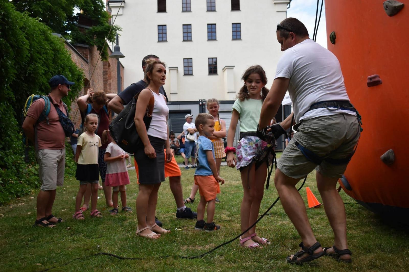 Zdjęcie w galerii na portalu naszraciborz.pl: Na zamku zainaugurowano akcję Wakacje w powiecie wiadomości z regionu