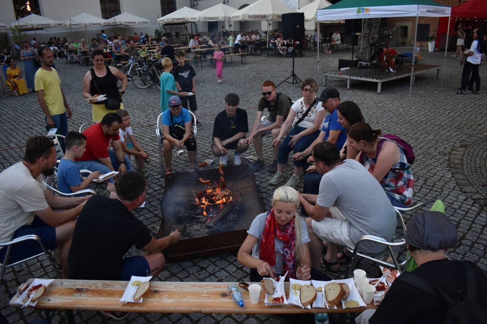 Zdjęcie w galerii na portalu naszraciborz.pl: Na zamku zainaugurowano akcję Wakacje w powiecie wiadomości z regionu