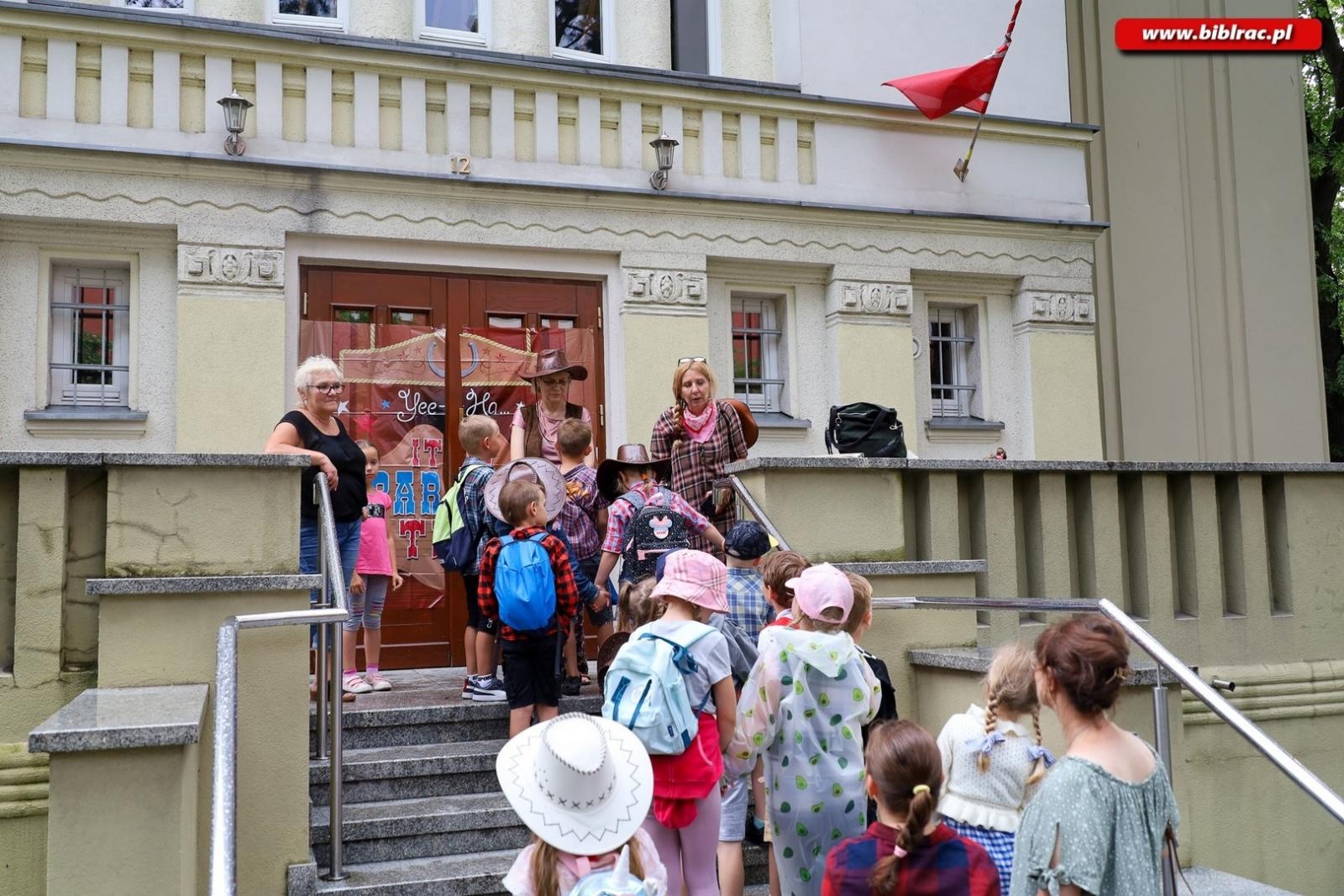 Zdjęcie w galerii na portalu naszraciborz.pl: Noc na Dzikim Zachodzie – przedszkolaki z Markowic z nocną wizytą w bibliotece wiadomości z regionu