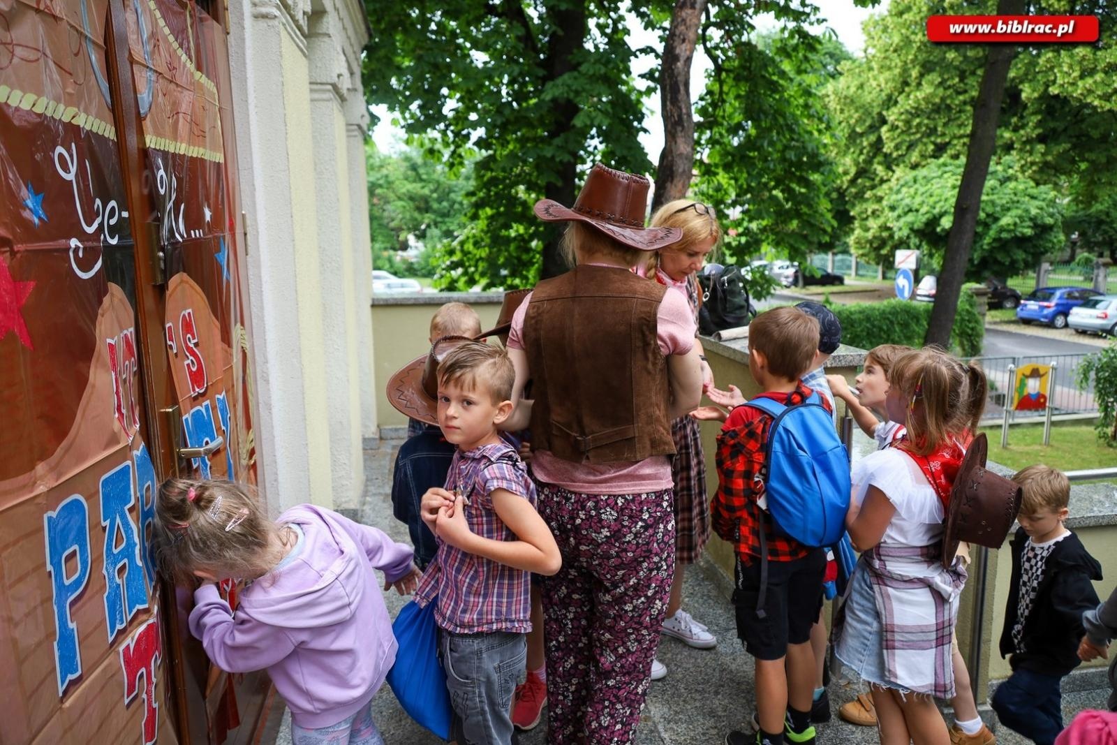 Zdjęcie w galerii na portalu naszraciborz.pl: Noc na Dzikim Zachodzie – przedszkolaki z Markowic z nocną wizytą w bibliotece wiadomości z regionu