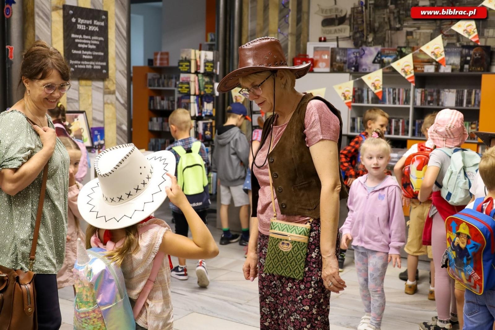 Zdjęcie w galerii na portalu naszraciborz.pl: Noc na Dzikim Zachodzie – przedszkolaki z Markowic z nocną wizytą w bibliotece wiadomości z regionu