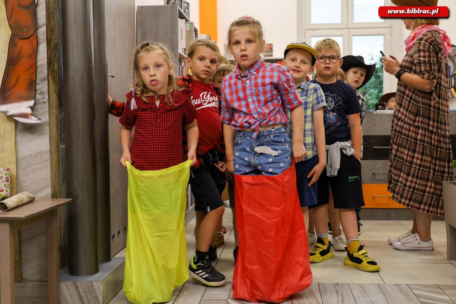 Zdjęcie w galerii na portalu naszraciborz.pl: Noc na Dzikim Zachodzie – przedszkolaki z Markowic z nocną wizytą w bibliotece wiadomości z regionu