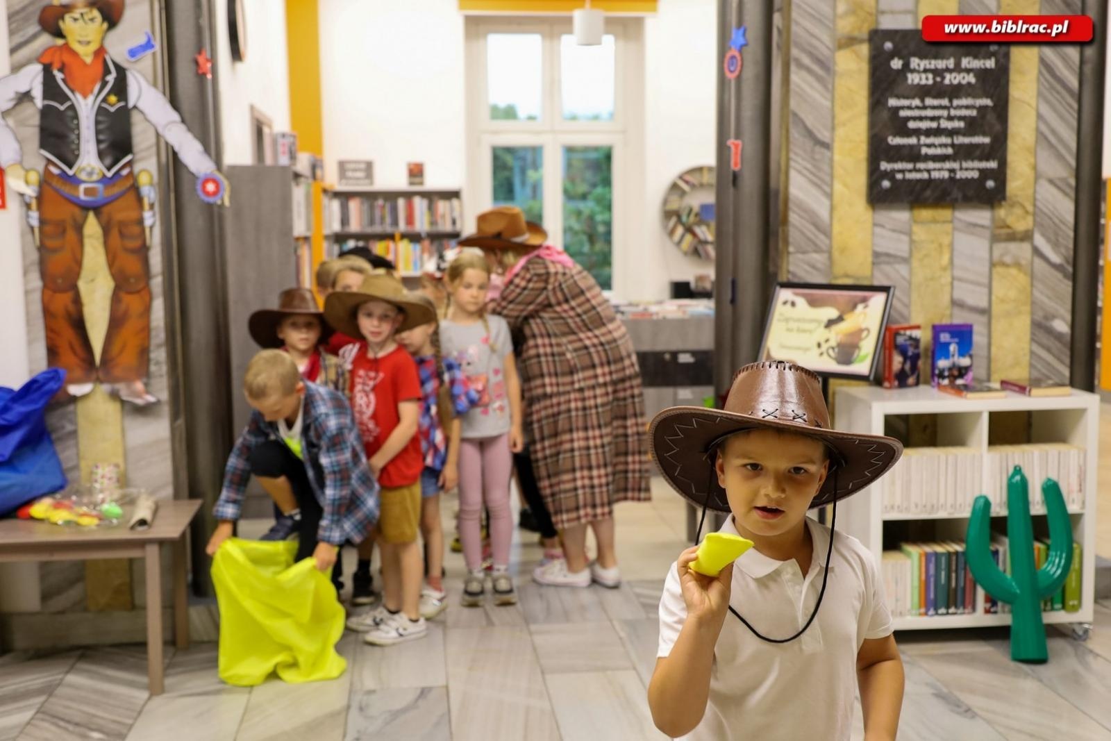 Zdjęcie w galerii na portalu naszraciborz.pl: Noc na Dzikim Zachodzie – przedszkolaki z Markowic z nocną wizytą w bibliotece wiadomości z regionu