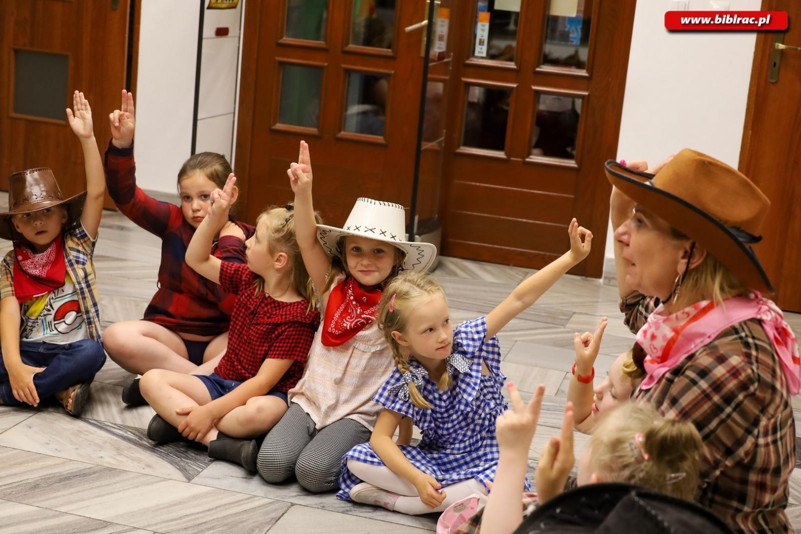 Zdjęcie w galerii na portalu naszraciborz.pl: Noc na Dzikim Zachodzie – przedszkolaki z Markowic z nocną wizytą w bibliotece wiadomości z regionu