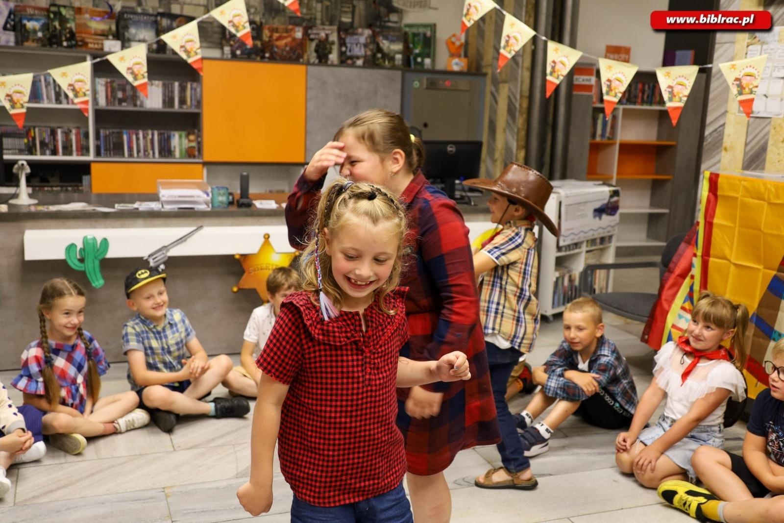 Zdjęcie w galerii na portalu naszraciborz.pl: Noc na Dzikim Zachodzie – przedszkolaki z Markowic z nocną wizytą w bibliotece wiadomości z regionu