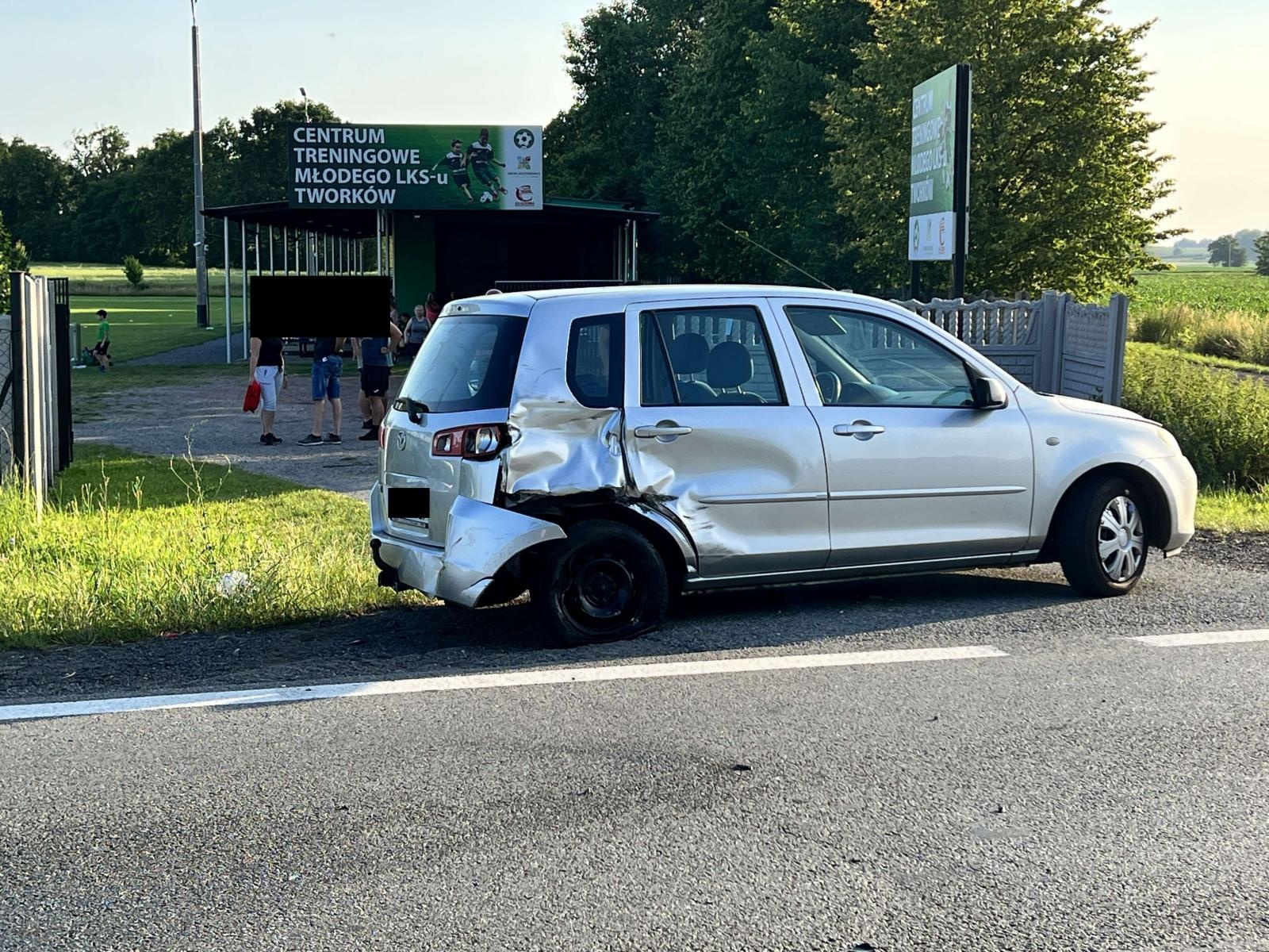Zdjęcie w galerii na portalu naszraciborz.pl: Zderzenie mazdy i motocyklisty w Bieńkowicach [FOTO] wiadomości z regionu