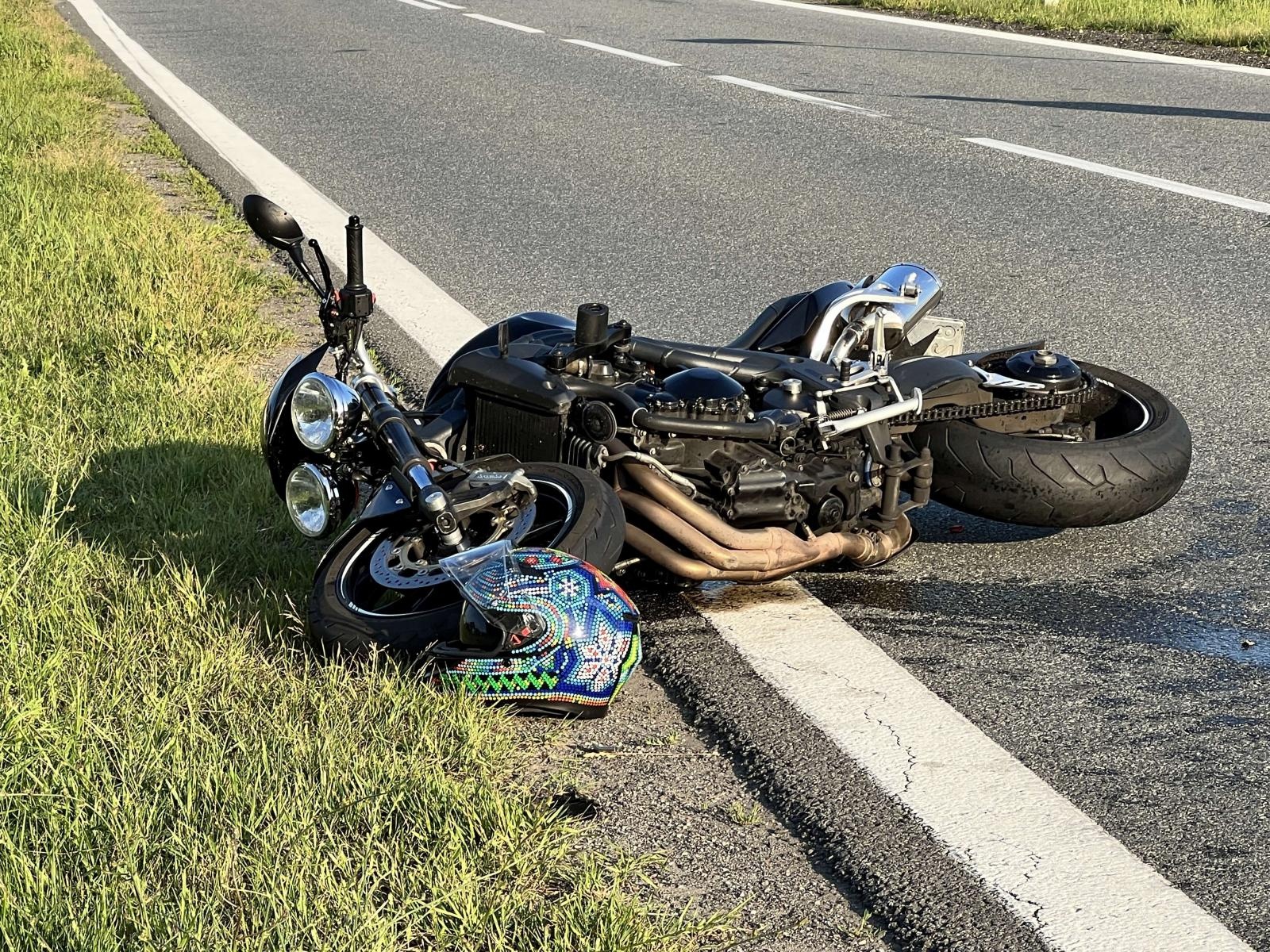 Zdjęcie w galerii na portalu naszraciborz.pl: Zderzenie mazdy i motocyklisty w Bieńkowicach [FOTO] wiadomości z regionu