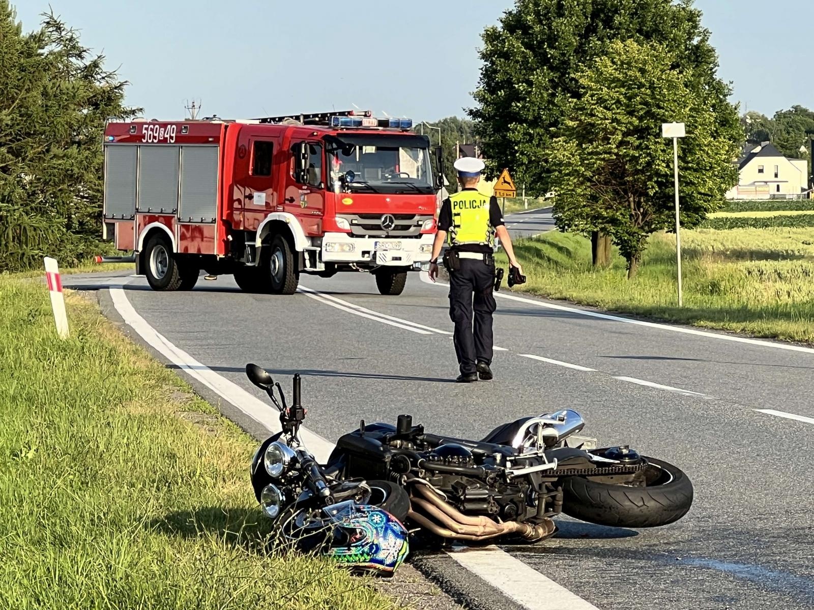 Zdjęcie w galerii na portalu naszraciborz.pl: Zderzenie mazdy i motocyklisty w Bieńkowicach [FOTO] wiadomości z regionu