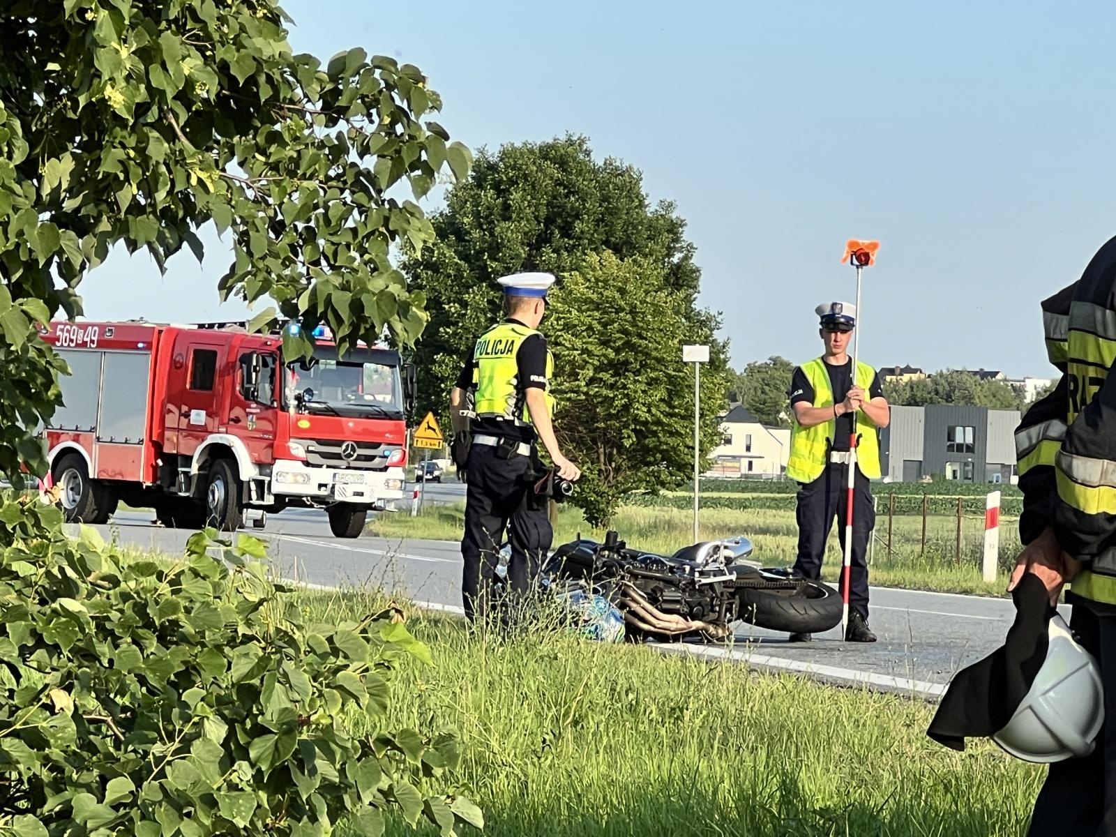 Zdjęcie w galerii na portalu naszraciborz.pl: Zderzenie mazdy i motocyklisty w Bieńkowicach [FOTO] wiadomości z regionu