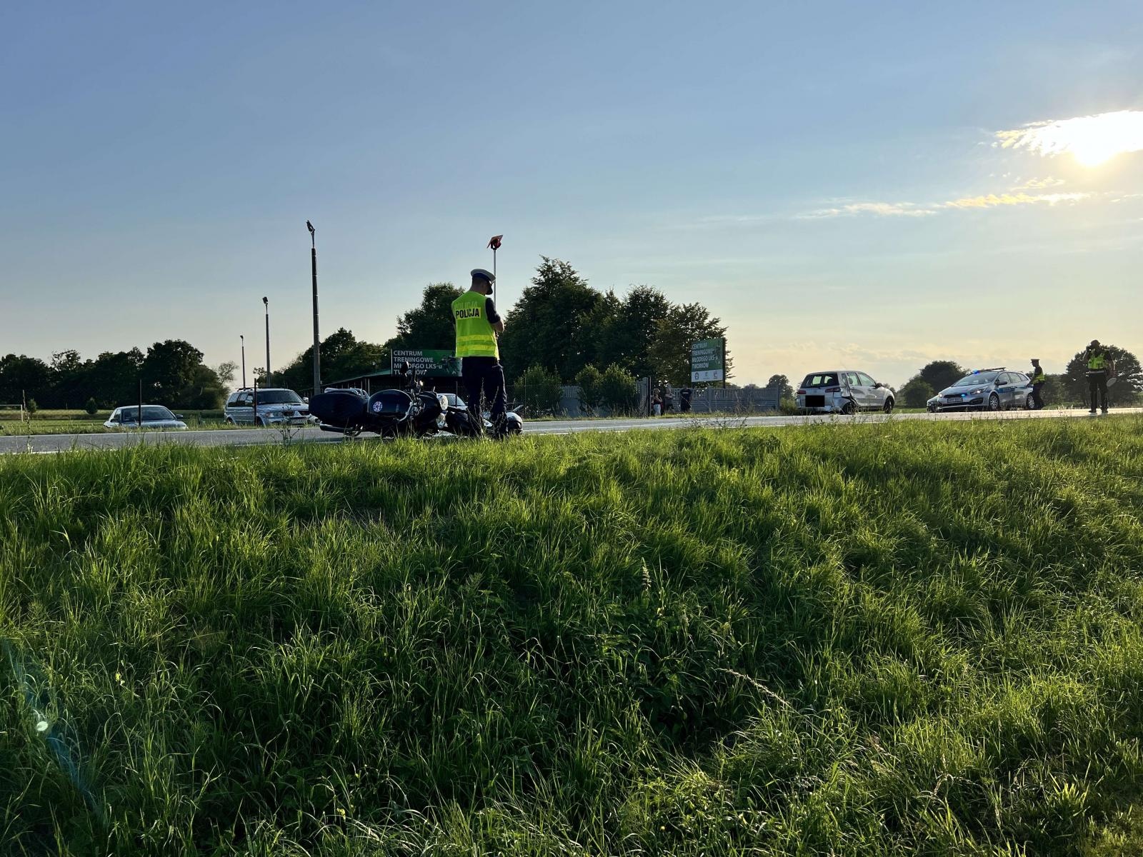 Zdjęcie w galerii na portalu naszraciborz.pl: Zderzenie mazdy i motocyklisty w Bieńkowicach [FOTO] wiadomości z regionu