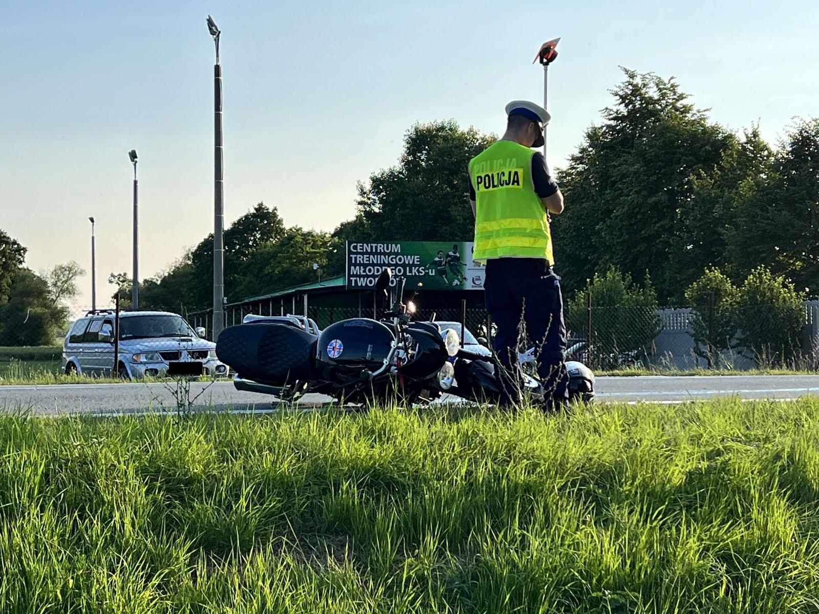 Zdjęcie w galerii na portalu naszraciborz.pl: Zderzenie mazdy i motocyklisty w Bieńkowicach [FOTO] wiadomości z regionu