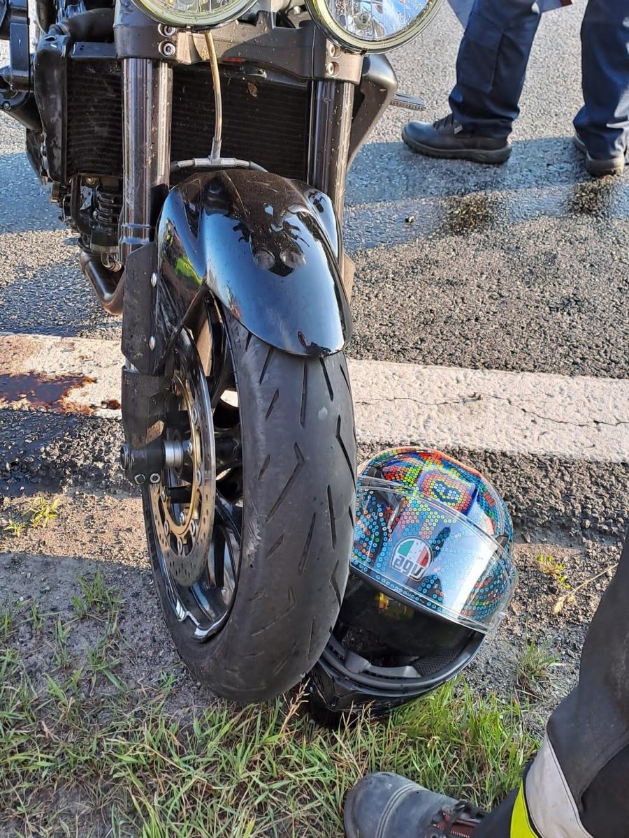 Zdjęcie w galerii na portalu naszraciborz.pl: Zderzenie mazdy i motocyklisty w Bieńkowicach [FOTO] wiadomości z regionu