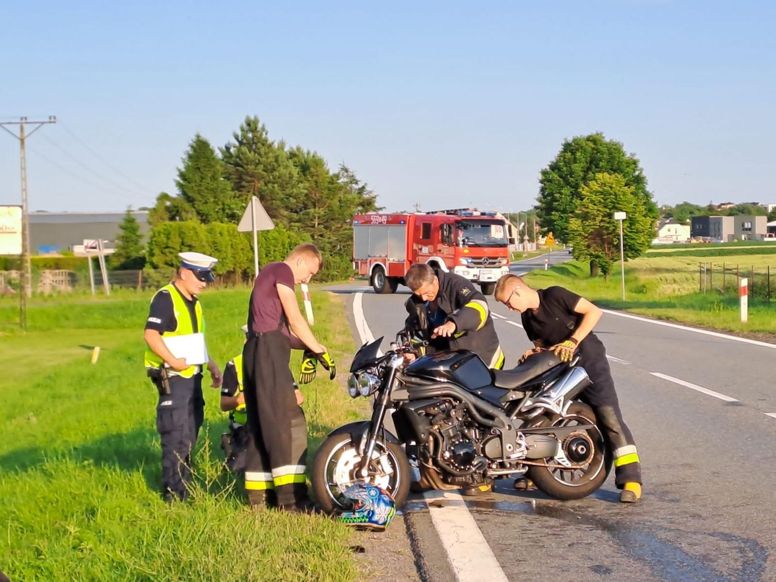 Zdjęcie w galerii na portalu naszraciborz.pl: Zderzenie mazdy i motocyklisty w Bieńkowicach [FOTO] wiadomości z regionu