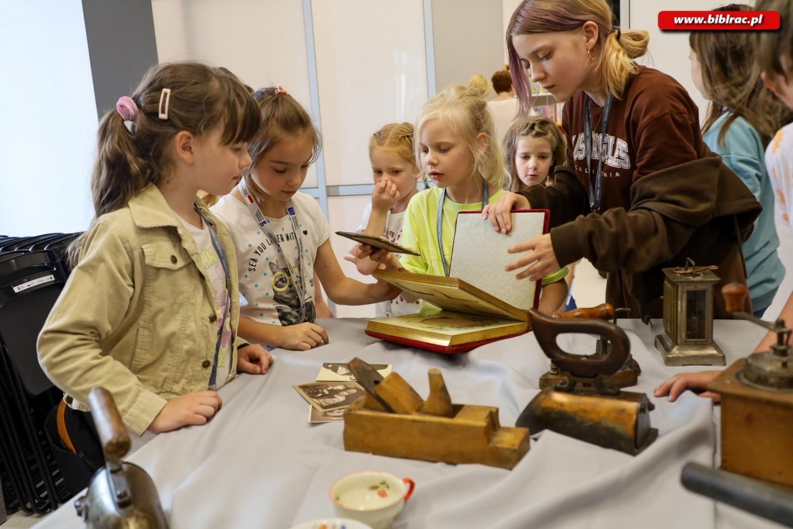 Zdjęcie w galerii na portalu naszraciborz.pl: Letni Wehikuł Czasu w Bibliotece - pierwszy tydzień za nami! wiadomości z regionu