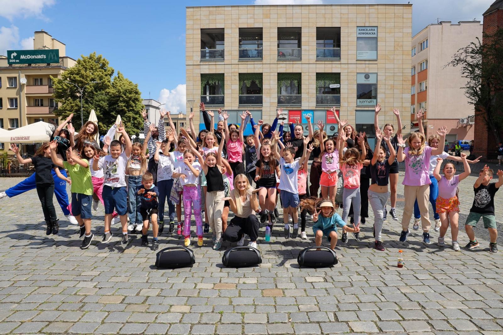 Zdjęcie w galerii na portalu naszraciborz.pl: Hip-hopowy finał warsztatów tanecznych RCK na raciborskim rynku na bis! wiadomości z regionu
