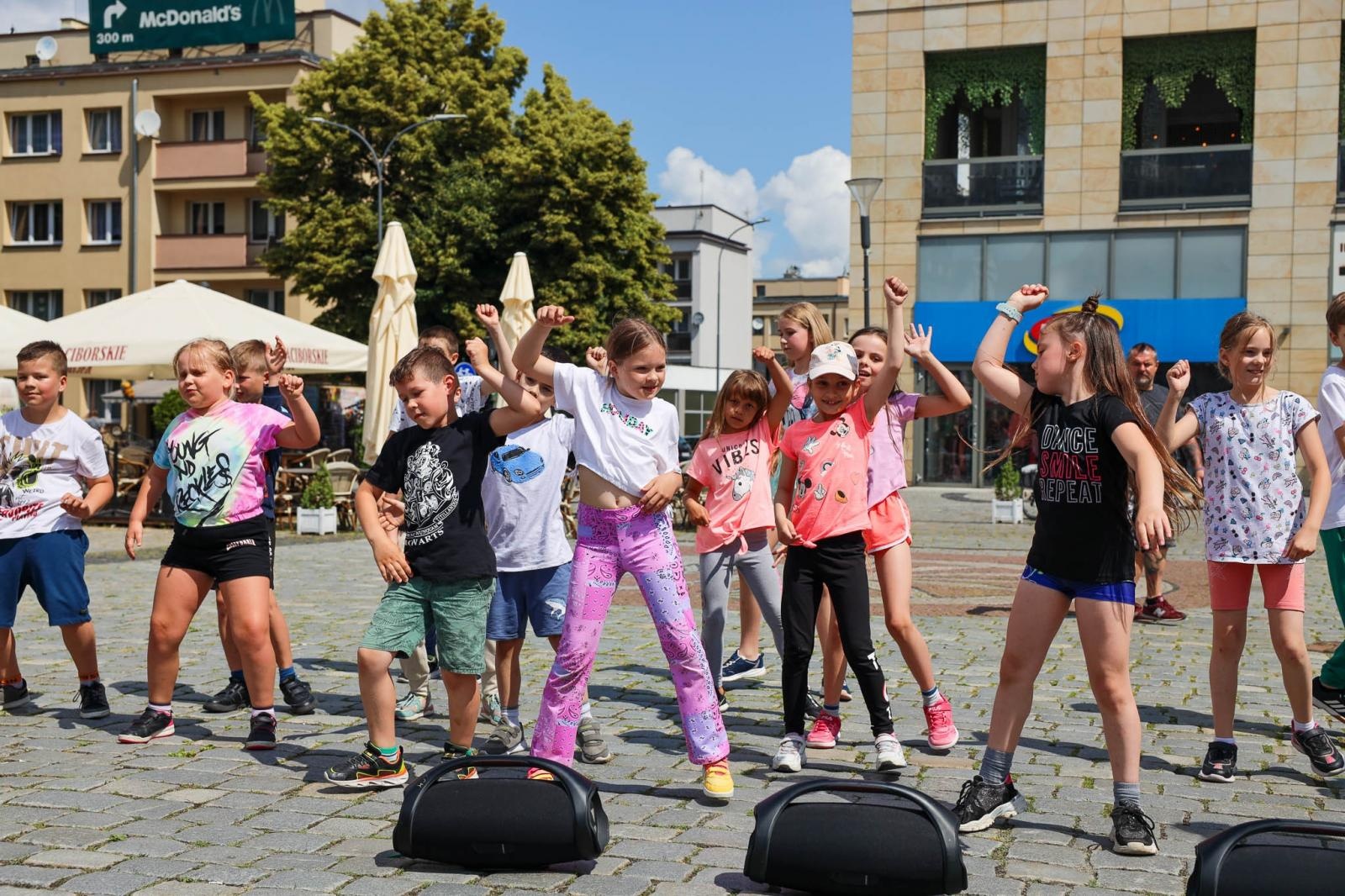 Zdjęcie w galerii na portalu naszraciborz.pl: Hip-hopowy finał warsztatów tanecznych RCK na raciborskim rynku na bis! wiadomości z regionu