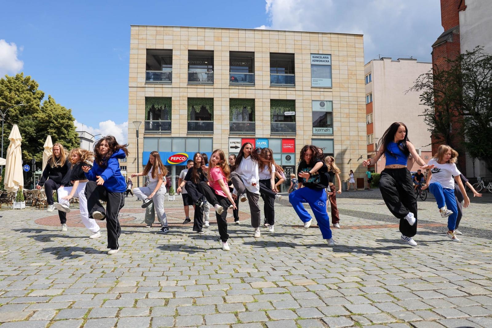 Zdjęcie w galerii na portalu naszraciborz.pl: Hip-hopowy finał warsztatów tanecznych RCK na raciborskim rynku na bis! wiadomości z regionu