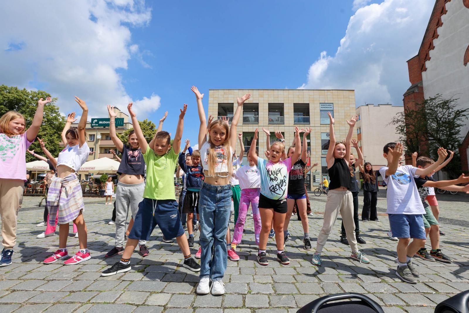 Zdjęcie w galerii na portalu naszraciborz.pl: Hip-hopowy finał warsztatów tanecznych RCK na raciborskim rynku na bis! wiadomości z regionu