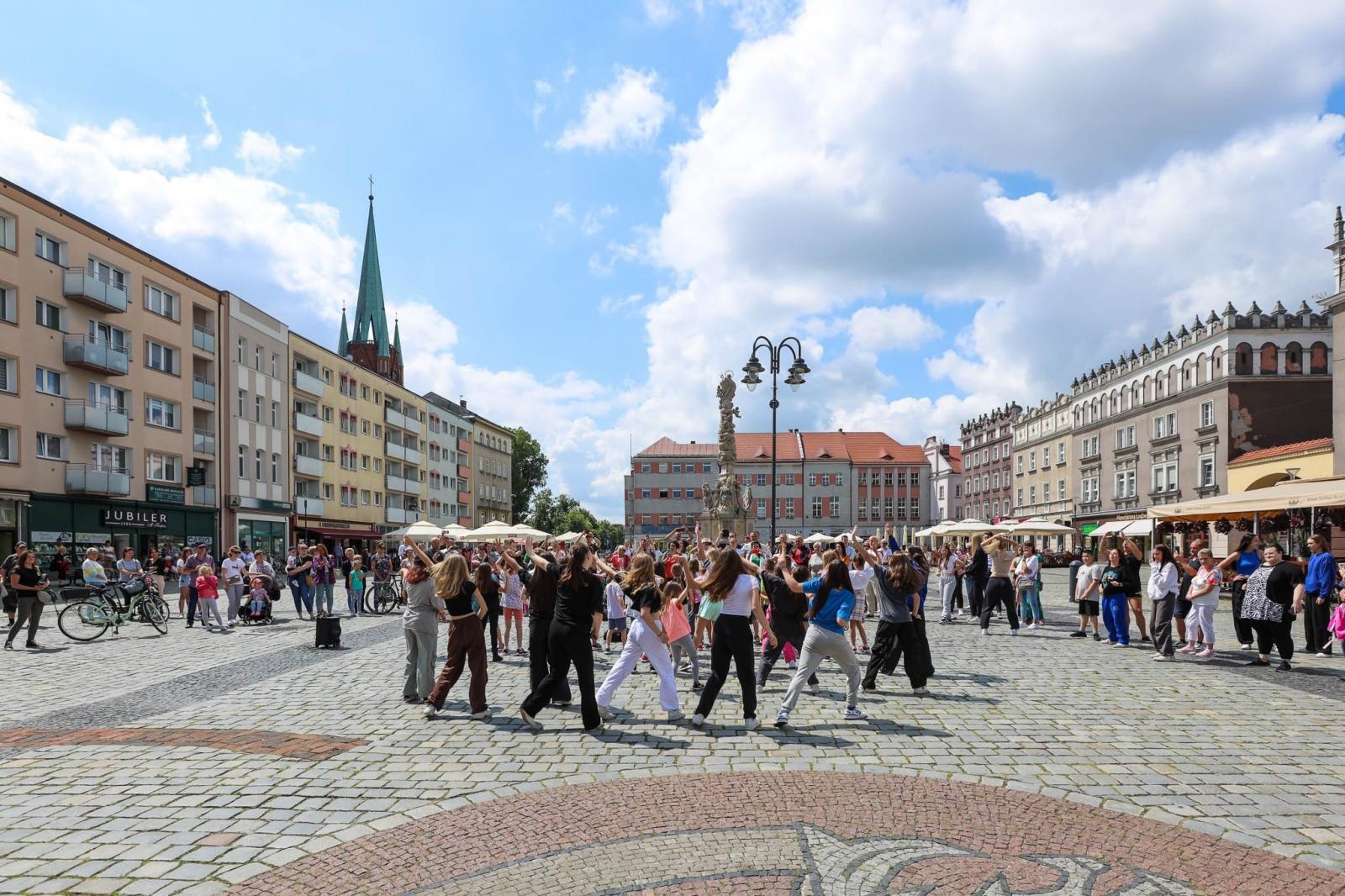 Zdjęcie w galerii na portalu naszraciborz.pl: Hip-hopowy finał warsztatów tanecznych RCK na raciborskim rynku na bis! wiadomości z regionu
