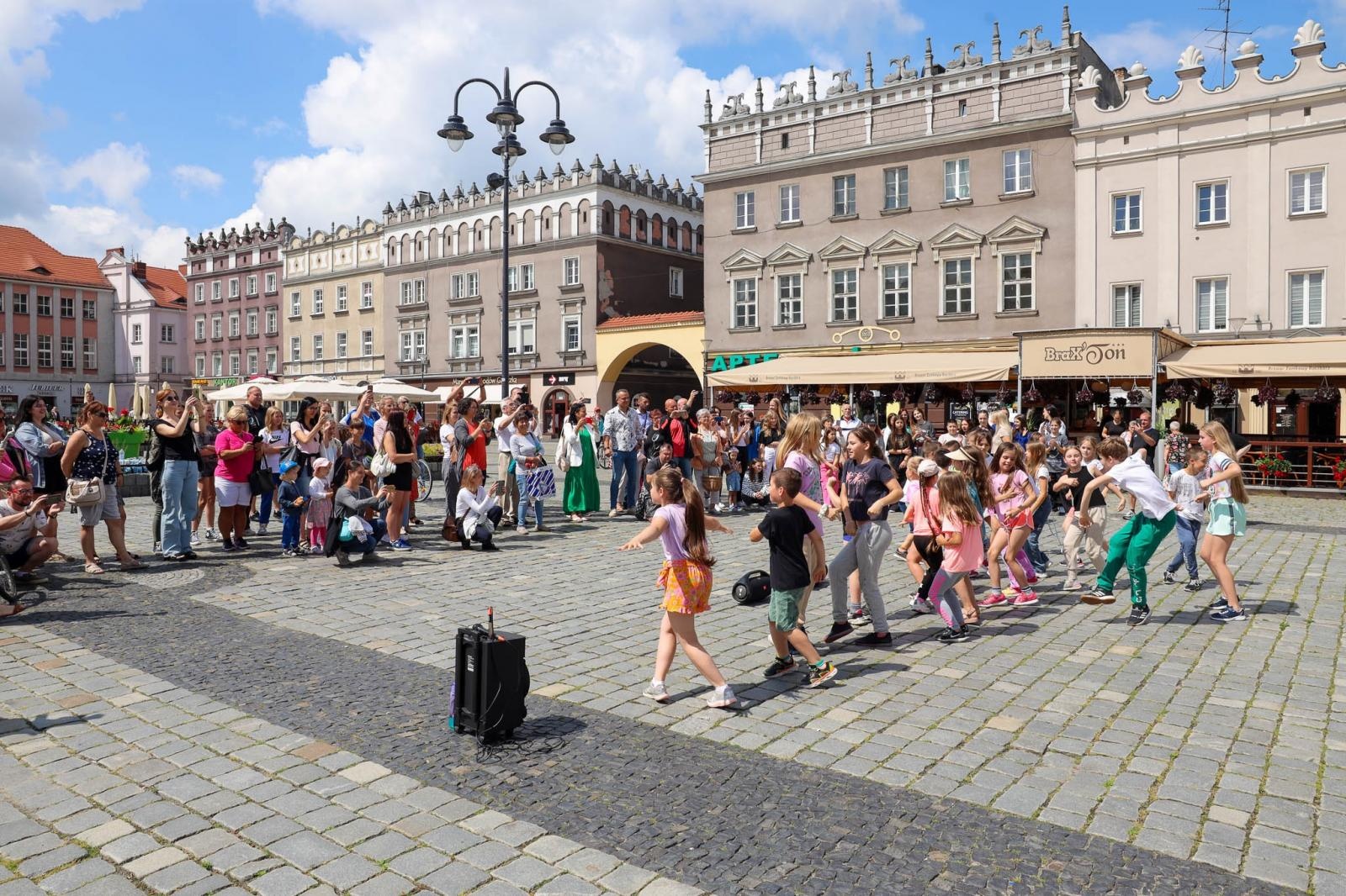 Zdjęcie w galerii na portalu naszraciborz.pl: Hip-hopowy finał warsztatów tanecznych RCK na raciborskim rynku na bis! wiadomości z regionu