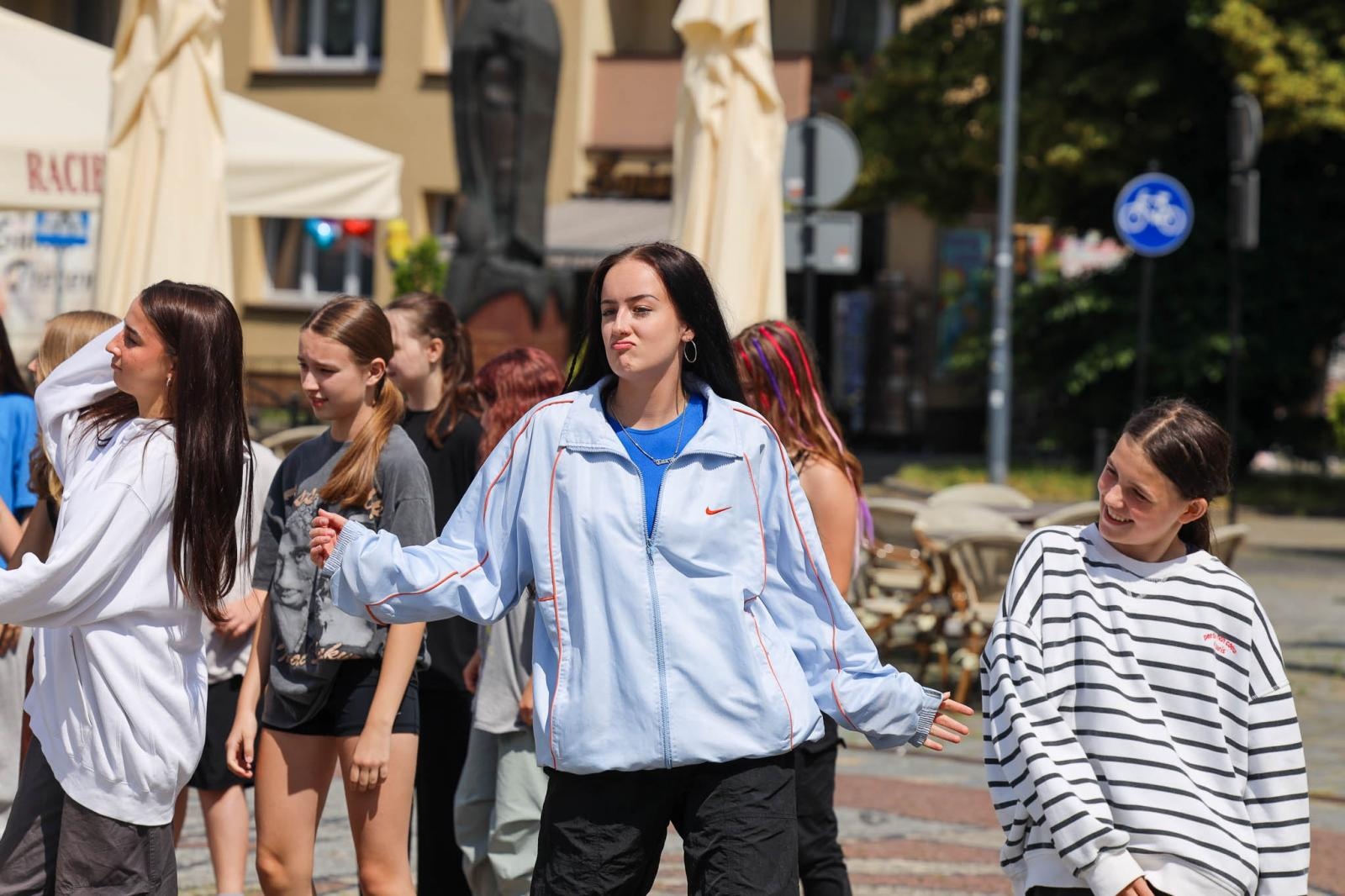 Zdjęcie w galerii na portalu naszraciborz.pl: Hip-hopowy finał warsztatów tanecznych RCK na raciborskim rynku na bis! wiadomości z regionu