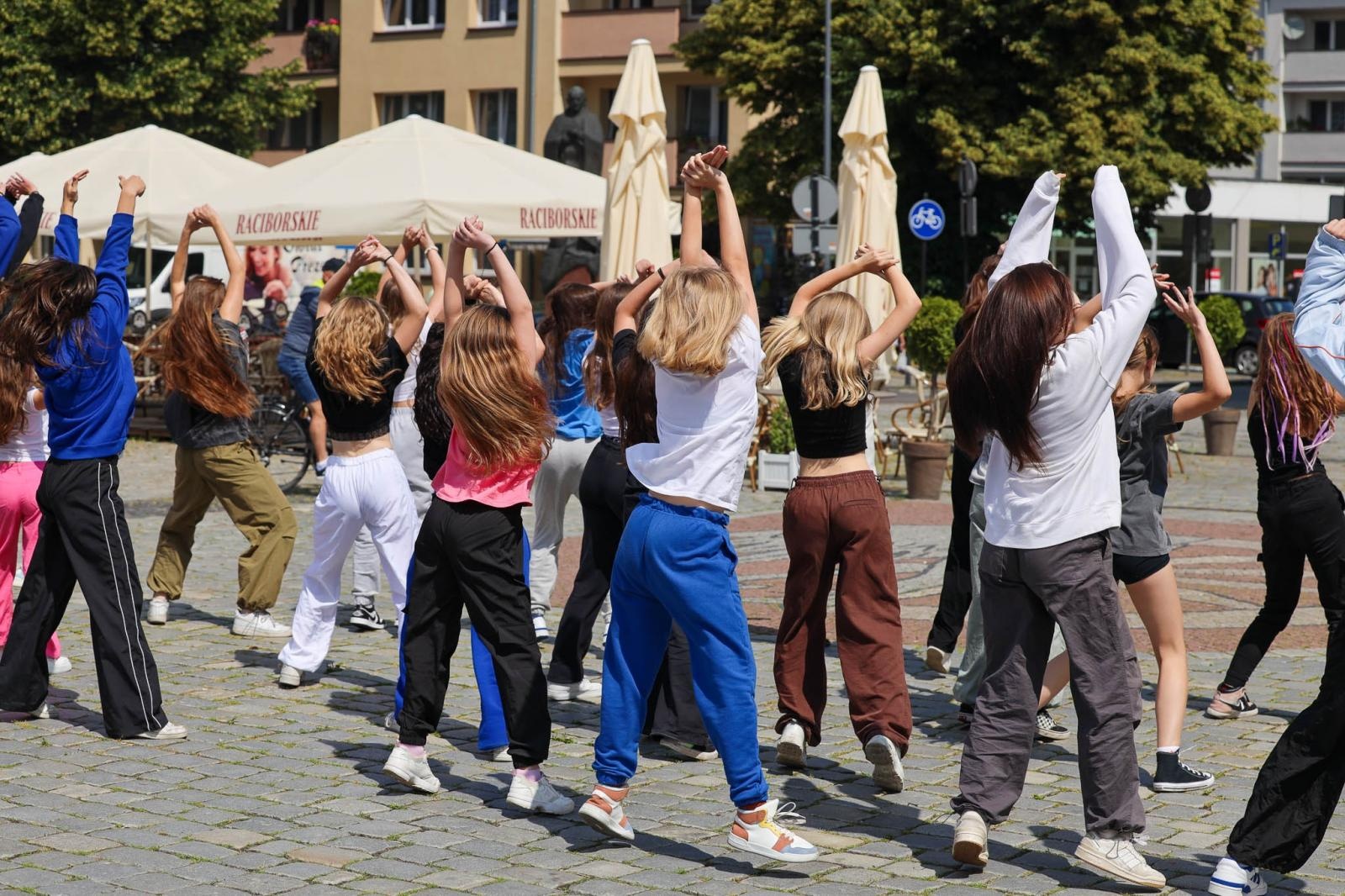 Zdjęcie w galerii na portalu naszraciborz.pl: Hip-hopowy finał warsztatów tanecznych RCK na raciborskim rynku na bis! wiadomości z regionu