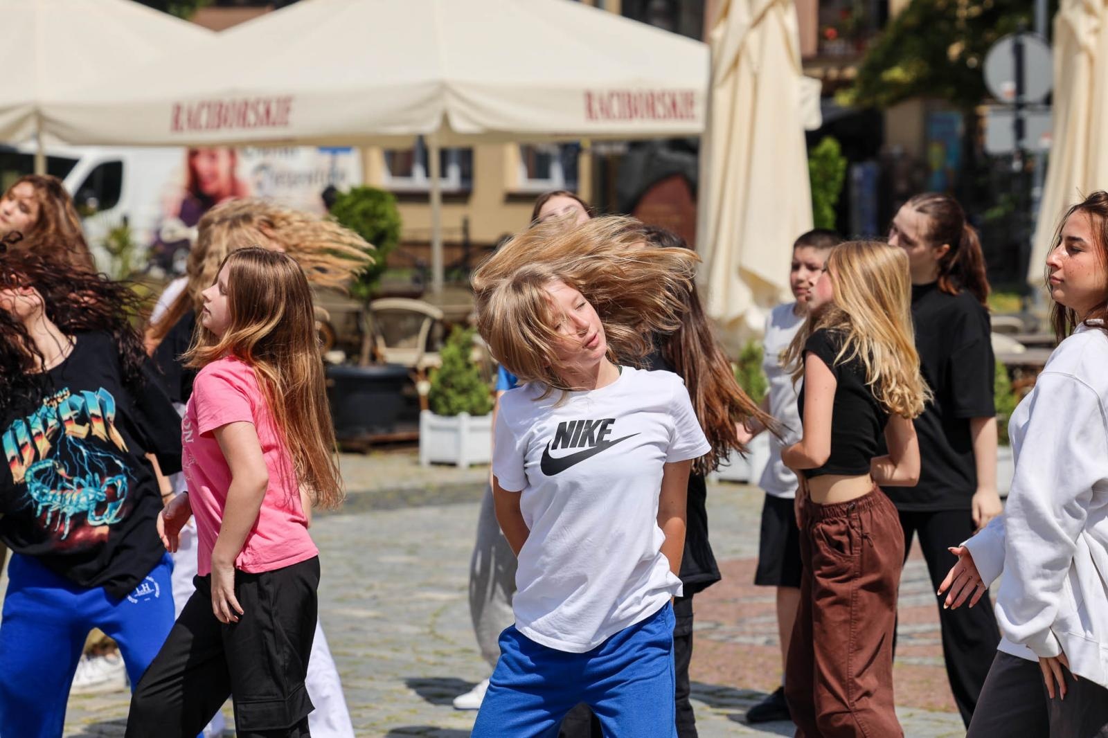 Zdjęcie w galerii na portalu naszraciborz.pl: Hip-hopowy finał warsztatów tanecznych RCK na raciborskim rynku na bis! wiadomości z regionu