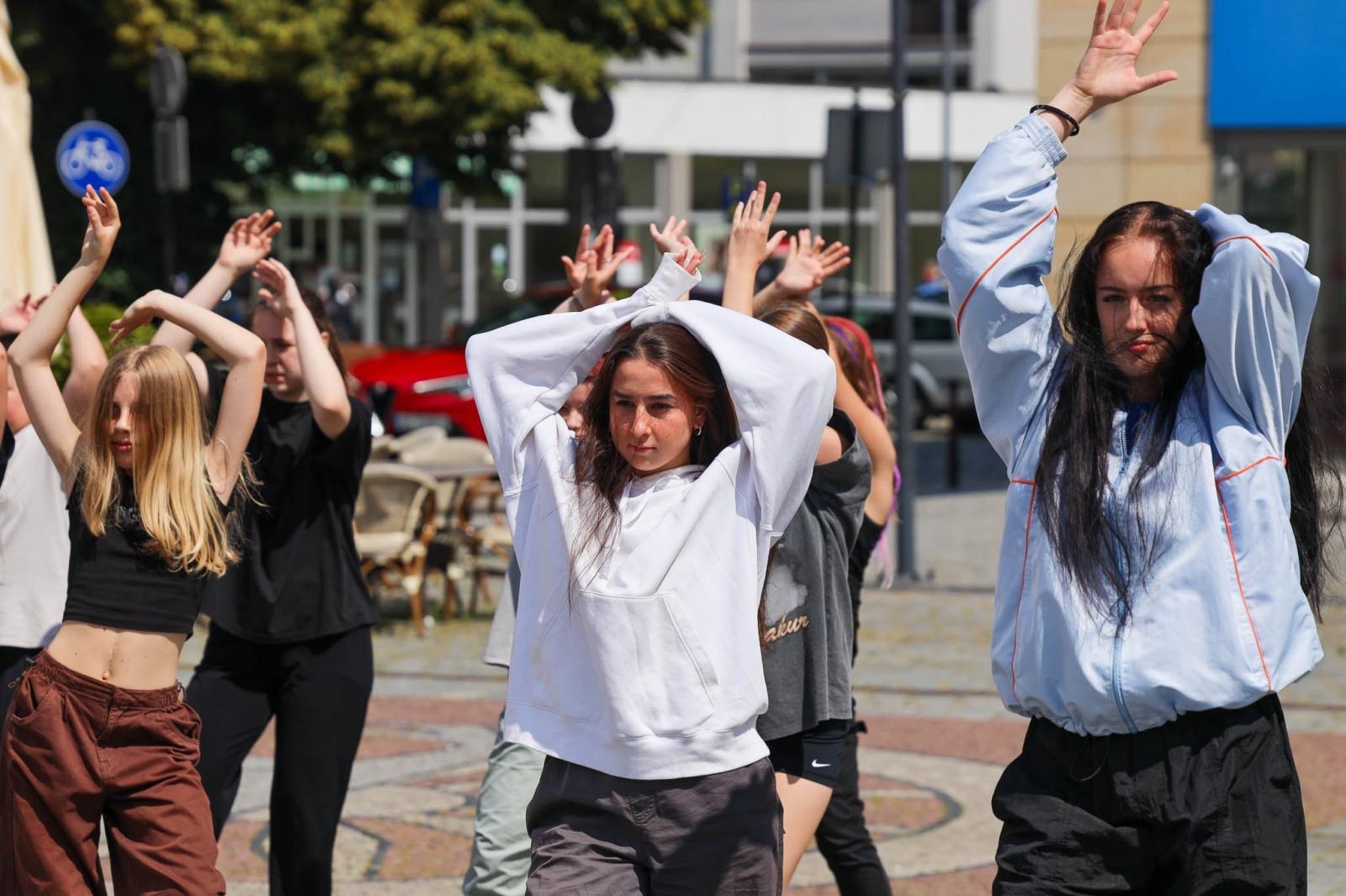 Zdjęcie w galerii na portalu naszraciborz.pl: Hip-hopowy finał warsztatów tanecznych RCK na raciborskim rynku na bis! wiadomości z regionu