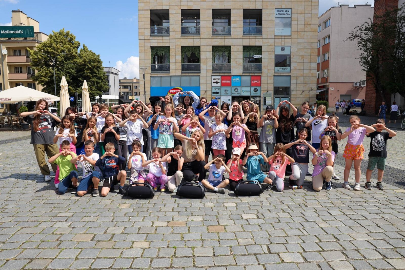 Zdjęcie w galerii na portalu naszraciborz.pl: Hip-hopowy finał warsztatów tanecznych RCK na raciborskim rynku na bis! wiadomości z regionu