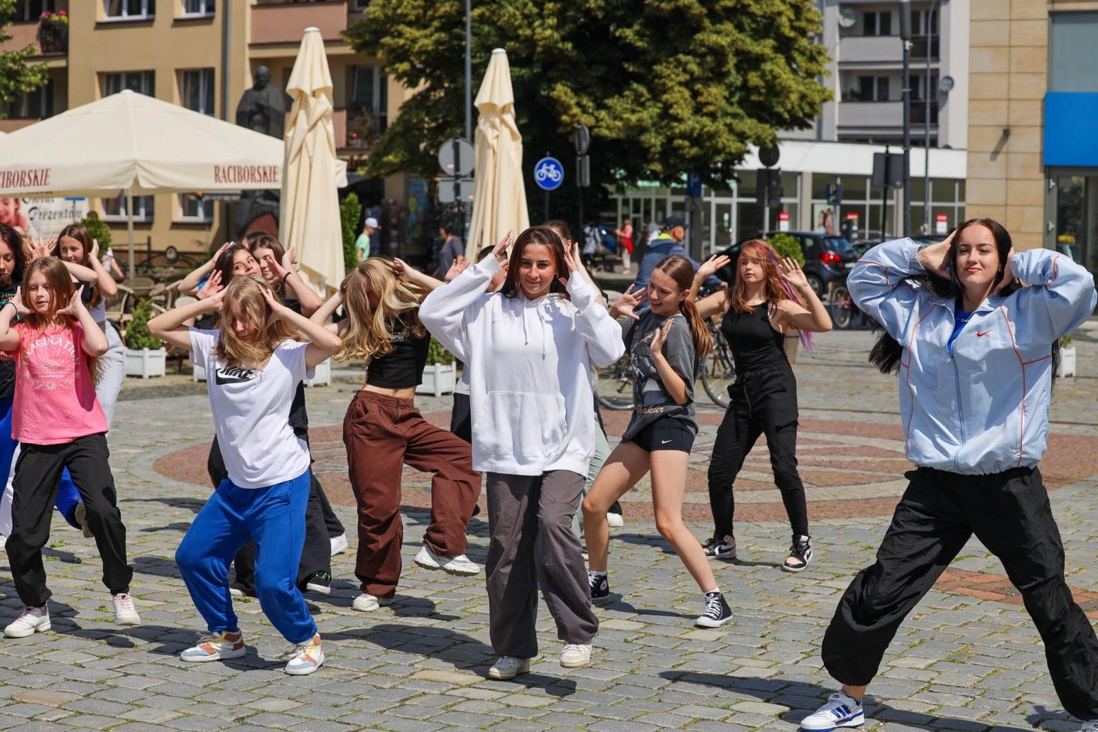 Zdjęcie w galerii na portalu naszraciborz.pl: Hip-hopowy finał warsztatów tanecznych RCK na raciborskim rynku na bis! wiadomości z regionu