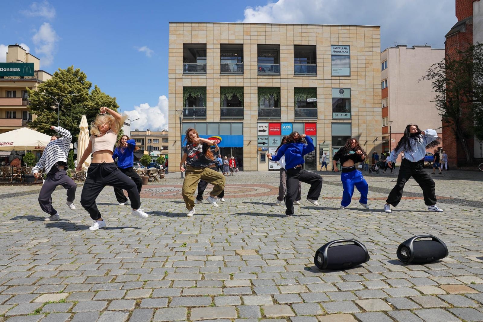 Zdjęcie w galerii na portalu naszraciborz.pl: Hip-hopowy finał warsztatów tanecznych RCK na raciborskim rynku na bis! wiadomości z regionu