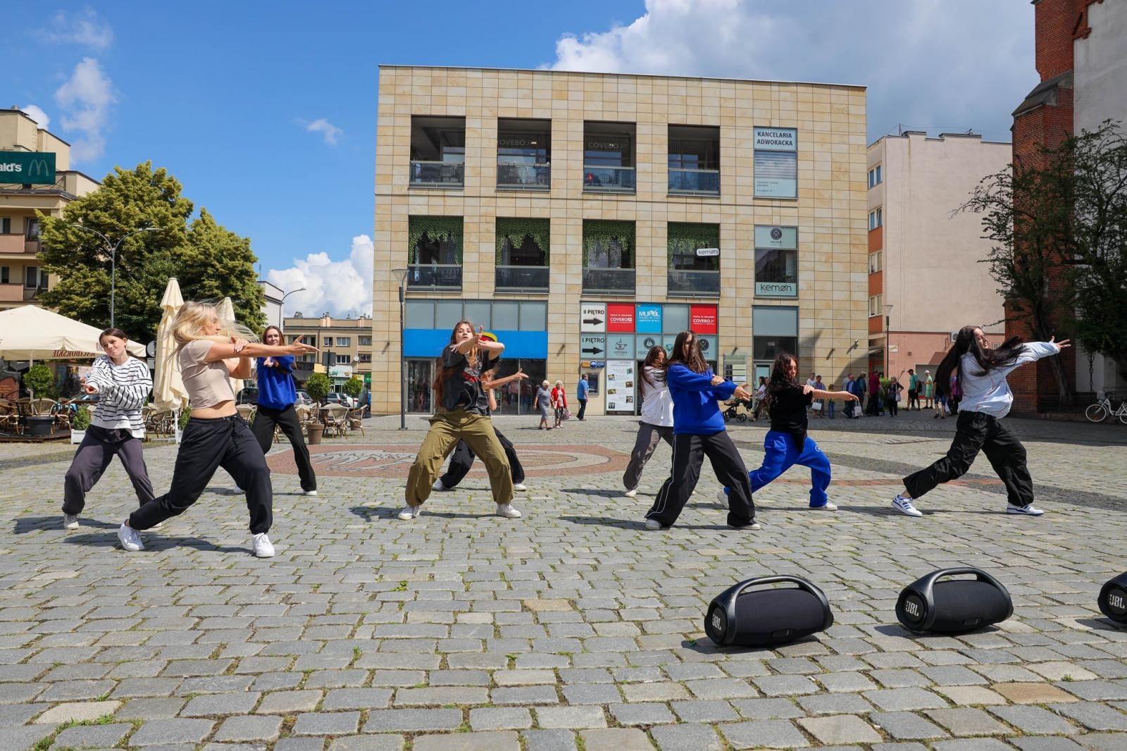Zdjęcie w galerii na portalu naszraciborz.pl: Hip-hopowy finał warsztatów tanecznych RCK na raciborskim rynku na bis! wiadomości z regionu