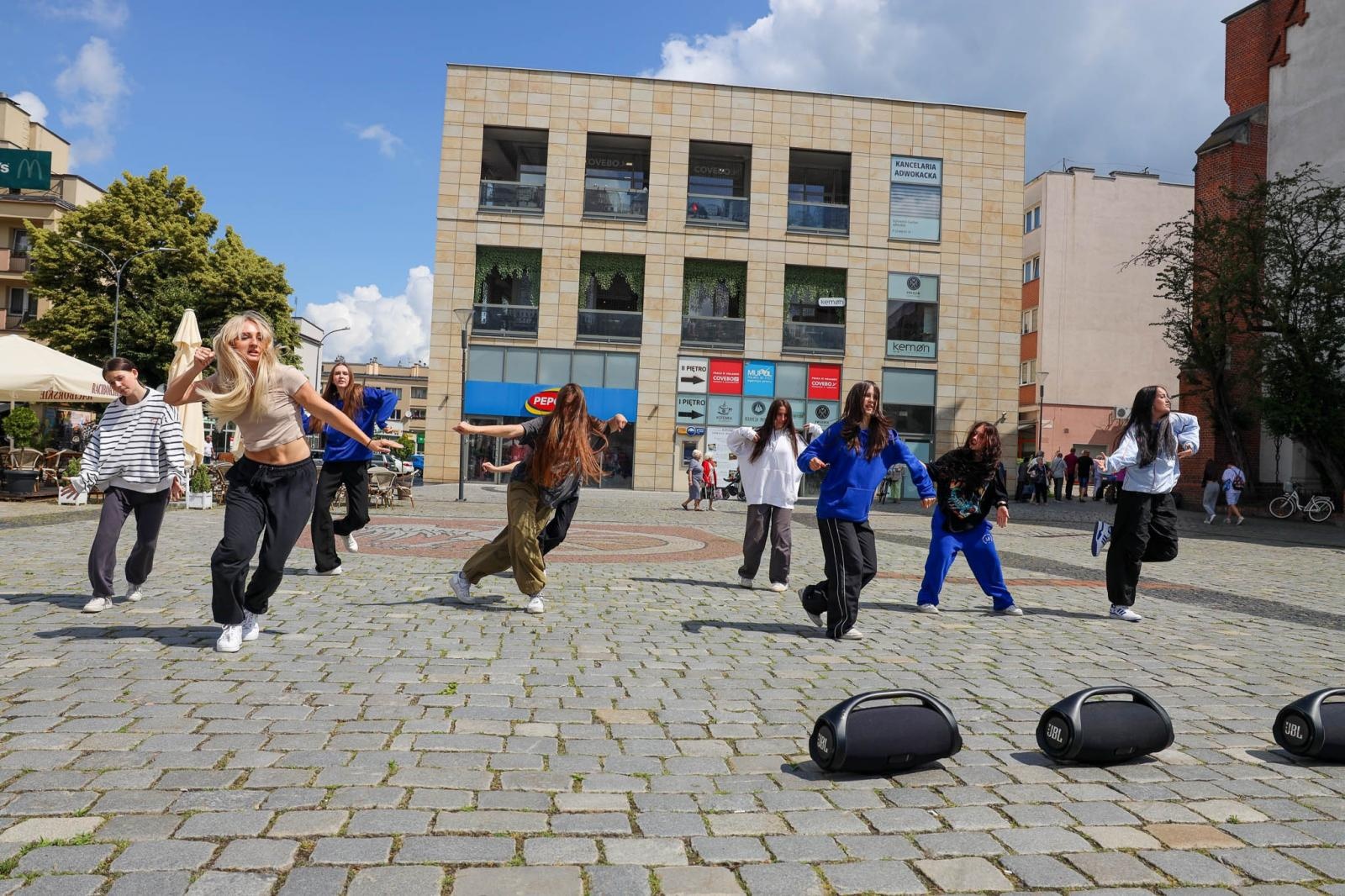 Zdjęcie w galerii na portalu naszraciborz.pl: Hip-hopowy finał warsztatów tanecznych RCK na raciborskim rynku na bis! wiadomości z regionu