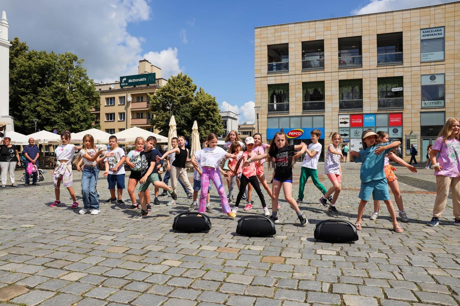 Zdjęcie w galerii na portalu naszraciborz.pl: Hip-hopowy finał warsztatów tanecznych RCK na raciborskim rynku na bis! wiadomości z regionu