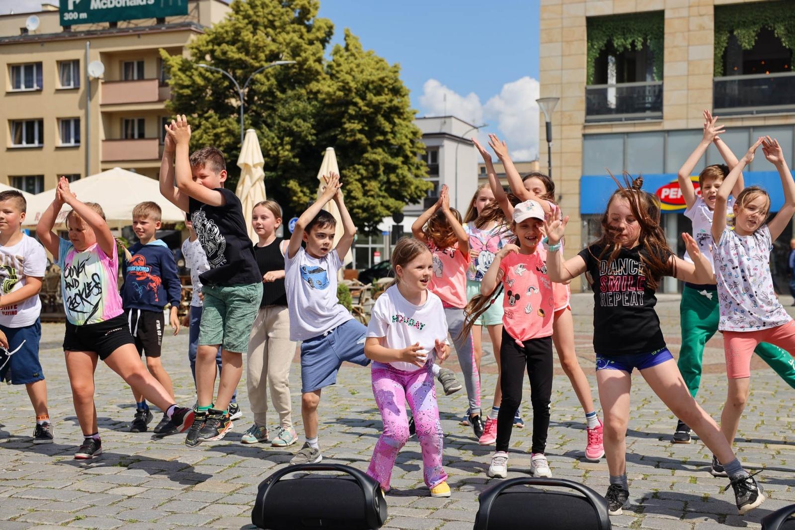 Zdjęcie w galerii na portalu naszraciborz.pl: Hip-hopowy finał warsztatów tanecznych RCK na raciborskim rynku na bis! wiadomości z regionu