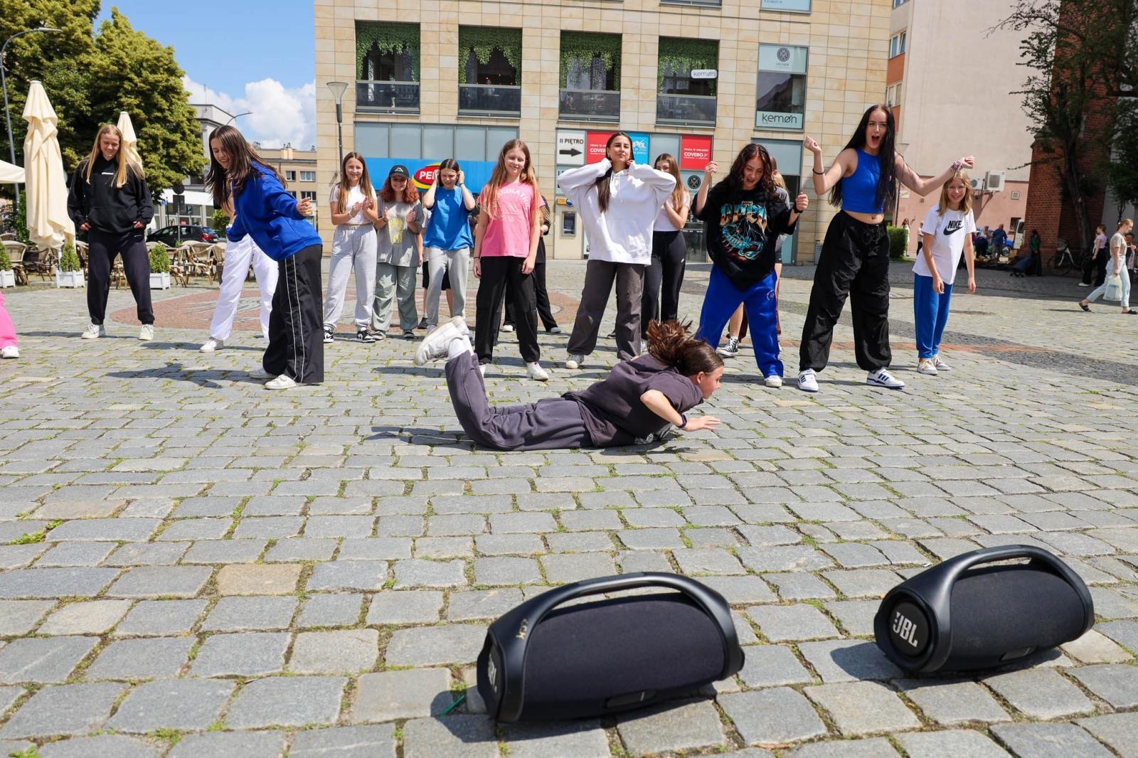 Zdjęcie w galerii na portalu naszraciborz.pl: Hip-hopowy finał warsztatów tanecznych RCK na raciborskim rynku na bis! wiadomości z regionu