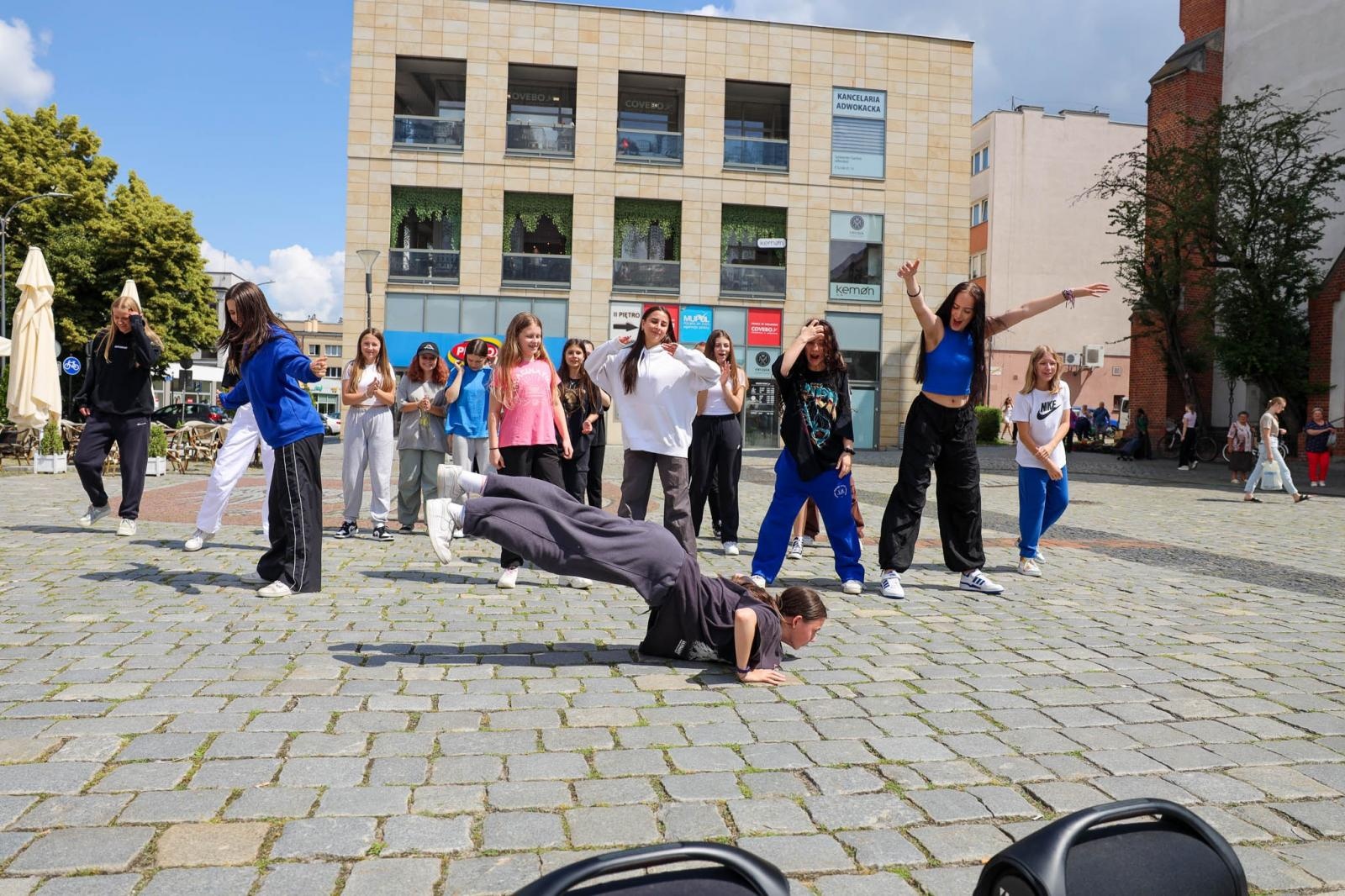 Zdjęcie w galerii na portalu naszraciborz.pl: Hip-hopowy finał warsztatów tanecznych RCK na raciborskim rynku na bis! wiadomości z regionu