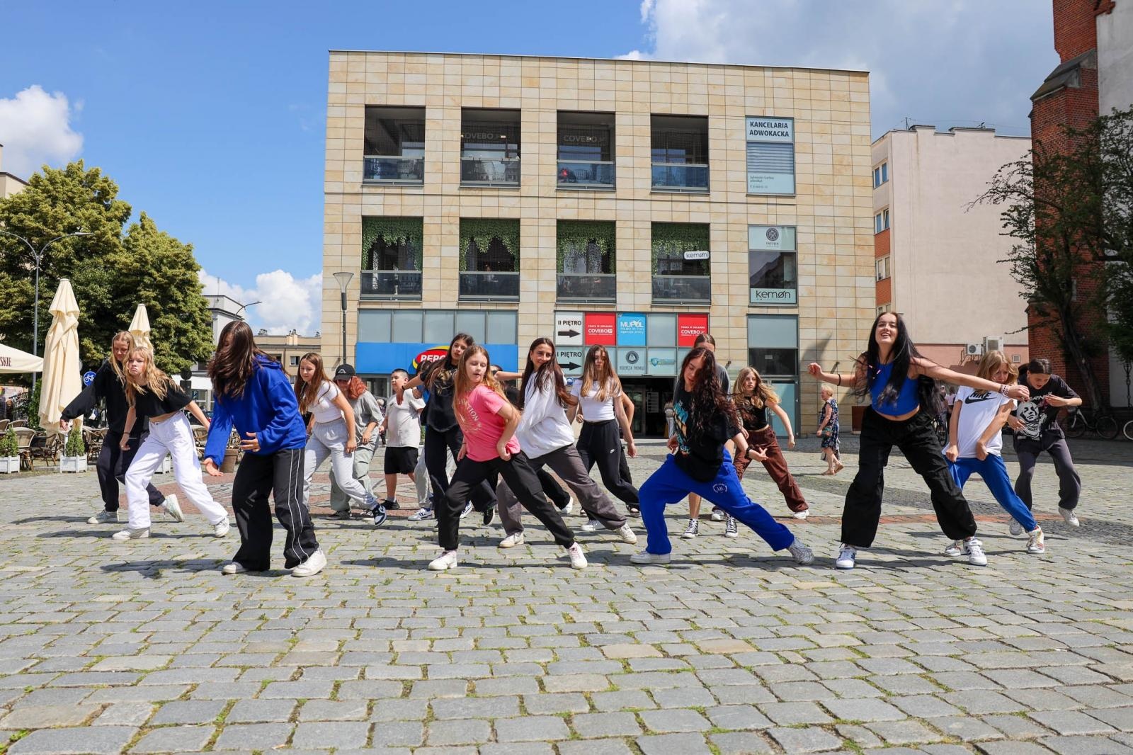 Zdjęcie w galerii na portalu naszraciborz.pl: Hip-hopowy finał warsztatów tanecznych RCK na raciborskim rynku na bis! wiadomości z regionu