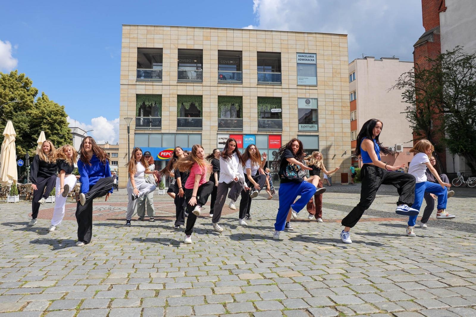 Zdjęcie w galerii na portalu naszraciborz.pl: Hip-hopowy finał warsztatów tanecznych RCK na raciborskim rynku na bis! wiadomości z regionu