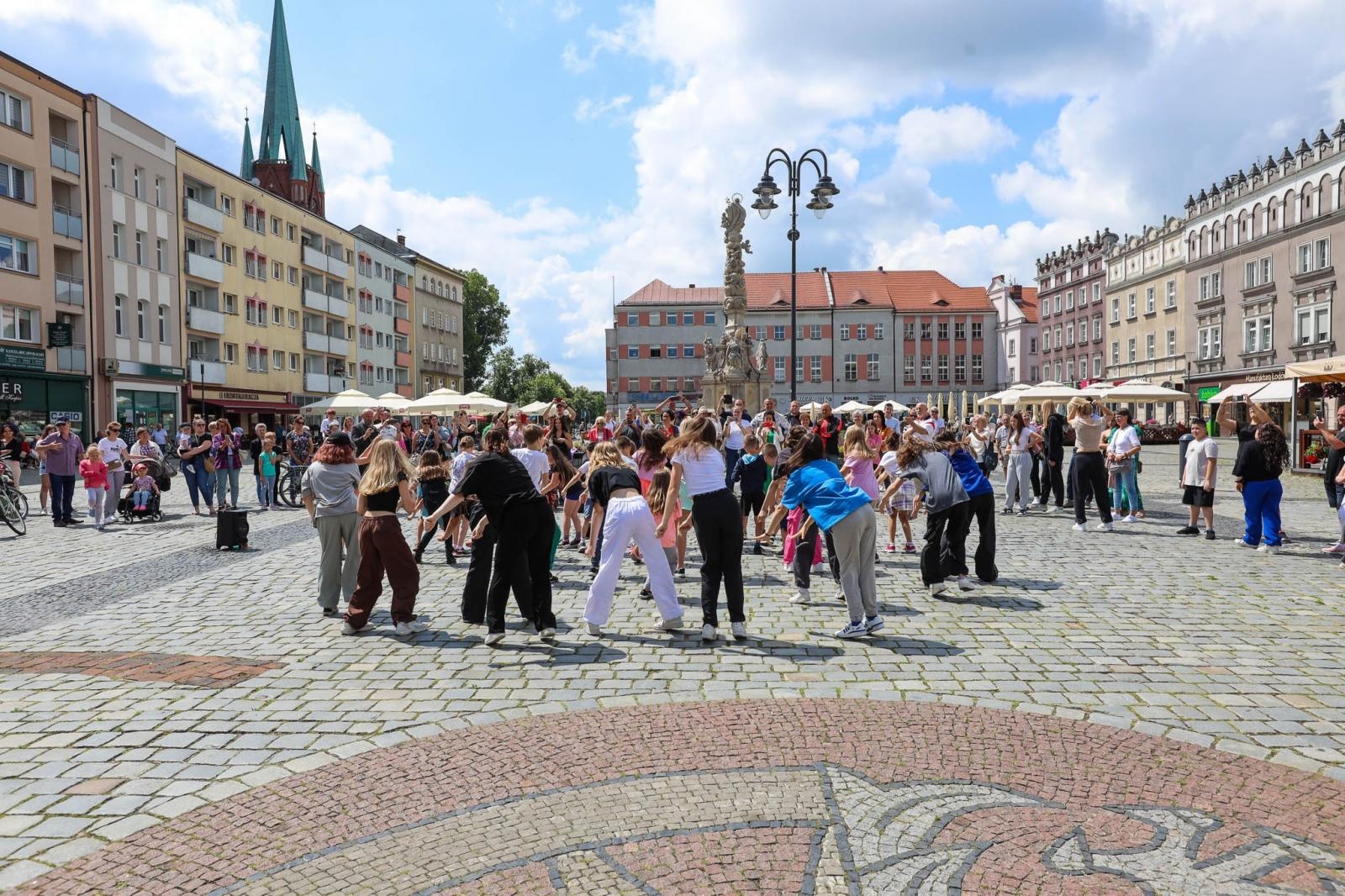 Zdjęcie w galerii na portalu naszraciborz.pl: Hip-hopowy finał warsztatów tanecznych RCK na raciborskim rynku na bis! wiadomości z regionu