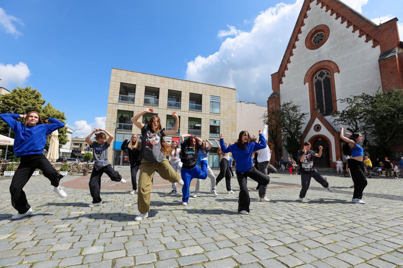 Zdjęcie w galerii na portalu naszraciborz.pl: Hip-hopowy finał warsztatów tanecznych RCK na raciborskim rynku na bis! wiadomości z regionu