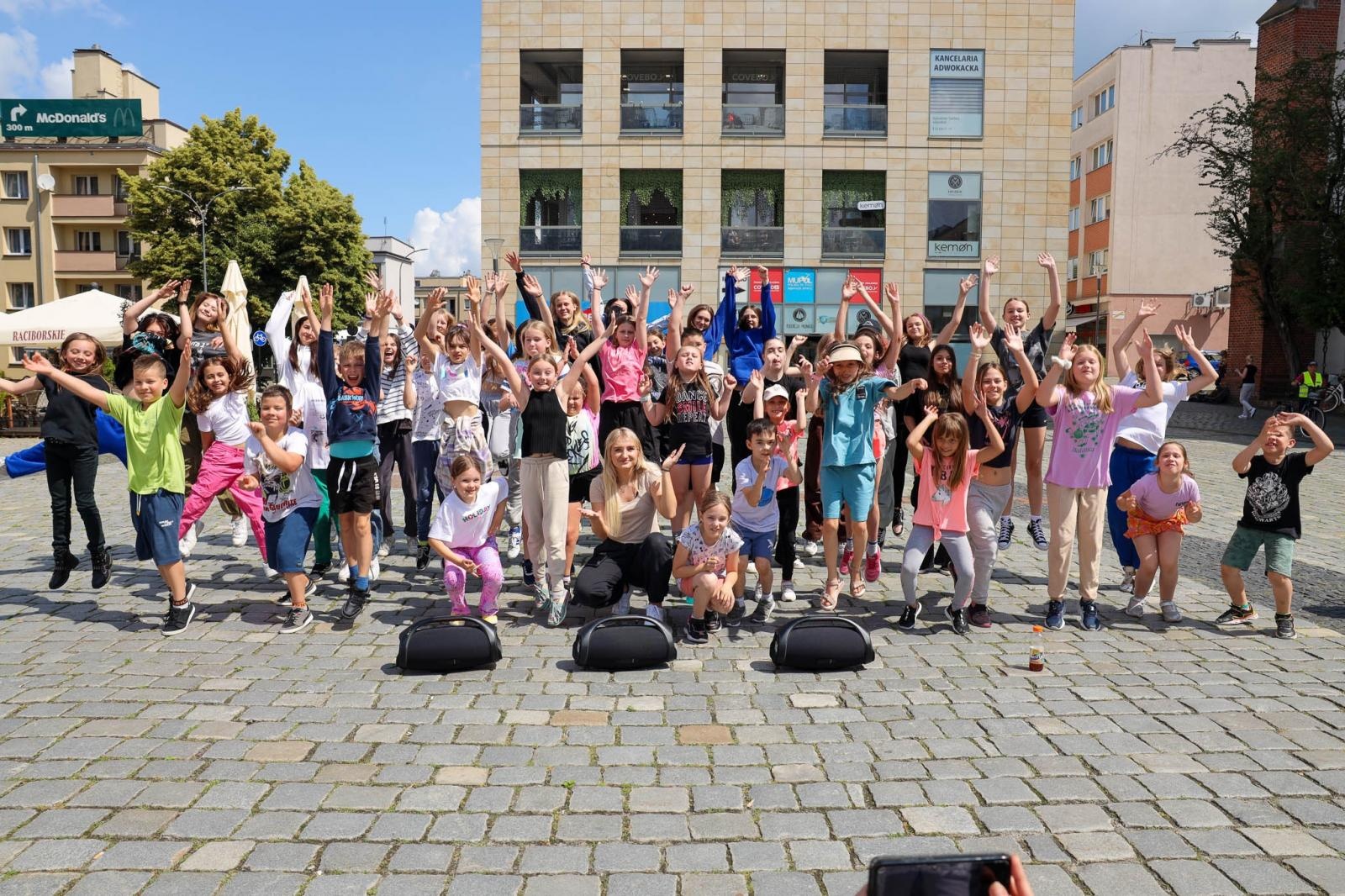 Zdjęcie w galerii na portalu naszraciborz.pl: Hip-hopowy finał warsztatów tanecznych RCK na raciborskim rynku na bis! wiadomości z regionu