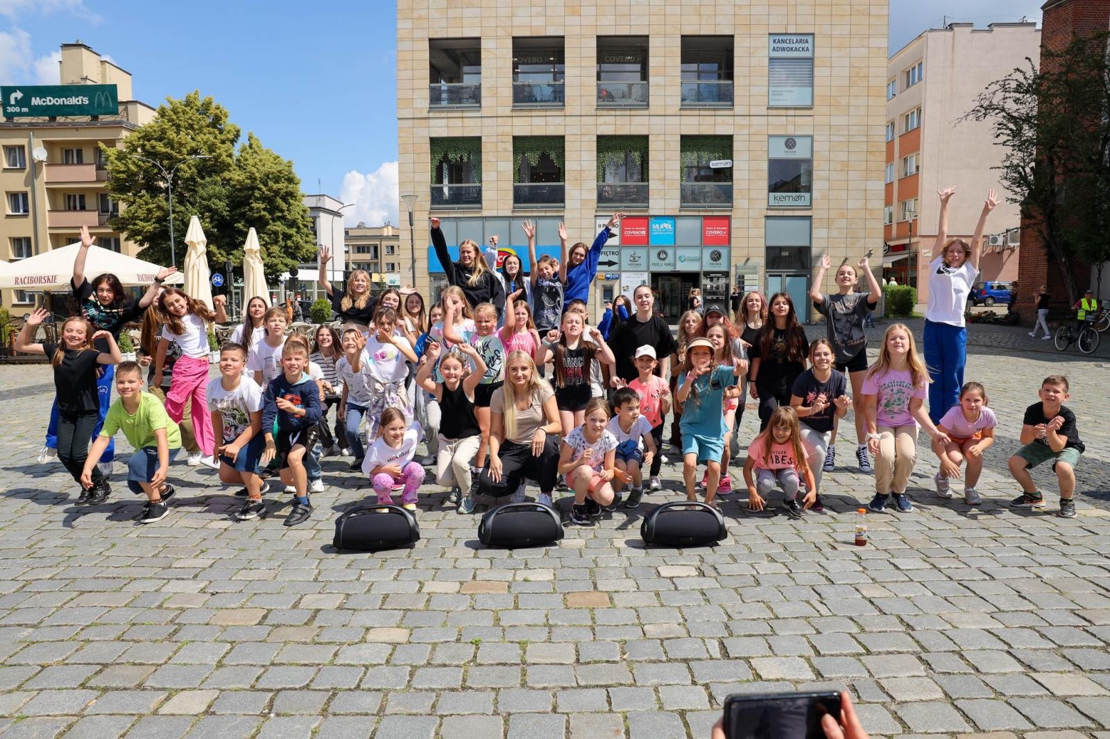 Zdjęcie w galerii na portalu naszraciborz.pl: Hip-hopowy finał warsztatów tanecznych RCK na raciborskim rynku na bis! wiadomości z regionu