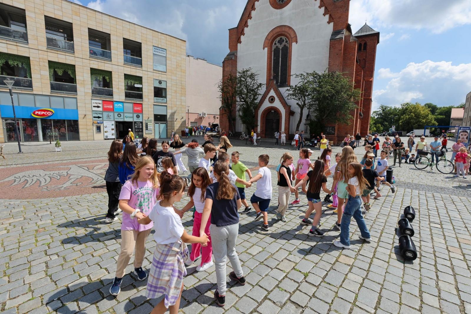 Zdjęcie w galerii na portalu naszraciborz.pl: Hip-hopowy finał warsztatów tanecznych RCK na raciborskim rynku na bis! wiadomości z regionu
