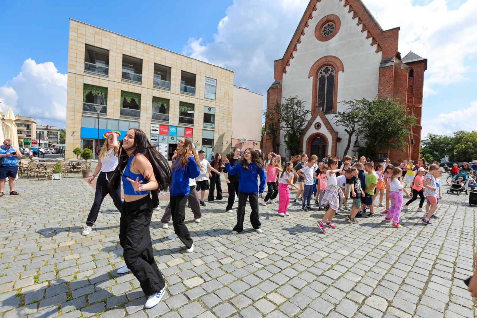Zdjęcie w galerii na portalu naszraciborz.pl: Hip-hopowy finał warsztatów tanecznych RCK na raciborskim rynku na bis! wiadomości z regionu