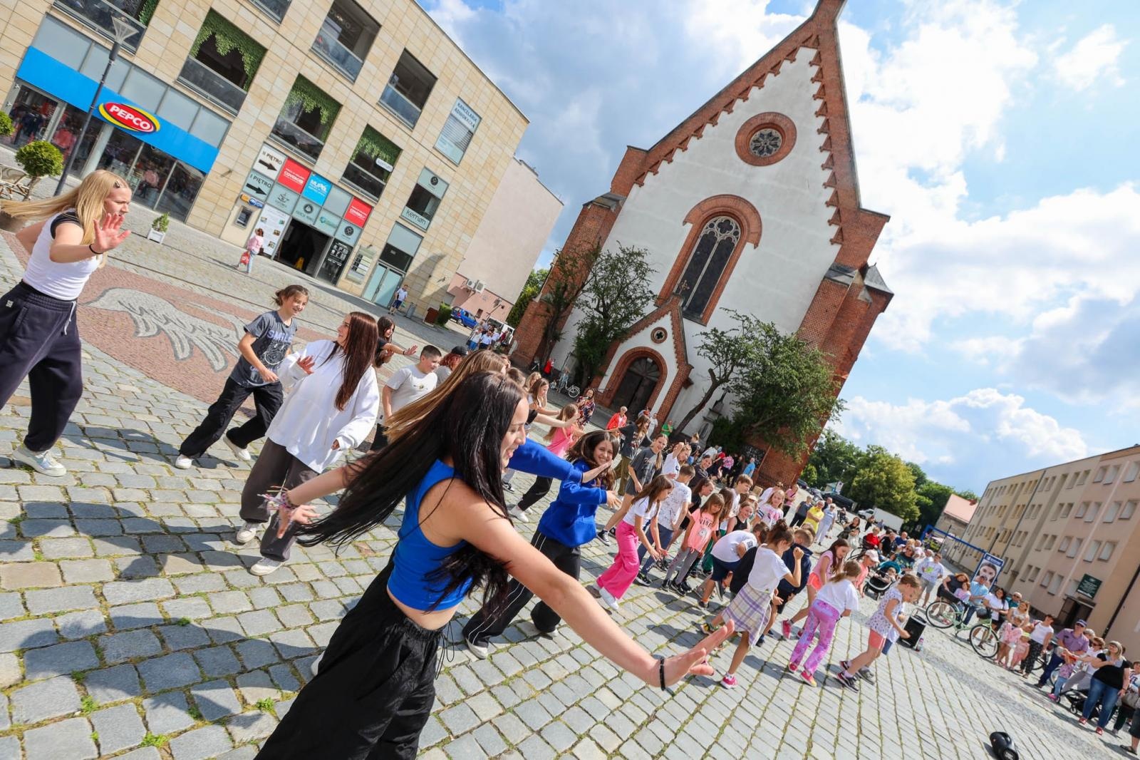 Zdjęcie w galerii na portalu naszraciborz.pl: Hip-hopowy finał warsztatów tanecznych RCK na raciborskim rynku na bis! wiadomości z regionu