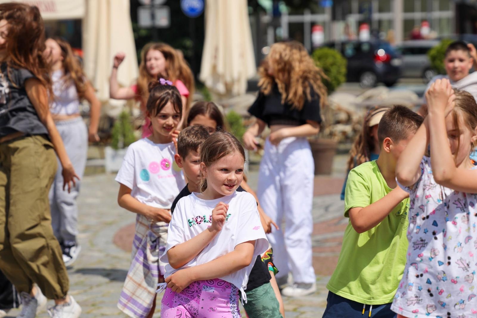 Zdjęcie w galerii na portalu naszraciborz.pl: Hip-hopowy finał warsztatów tanecznych RCK na raciborskim rynku na bis! wiadomości z regionu