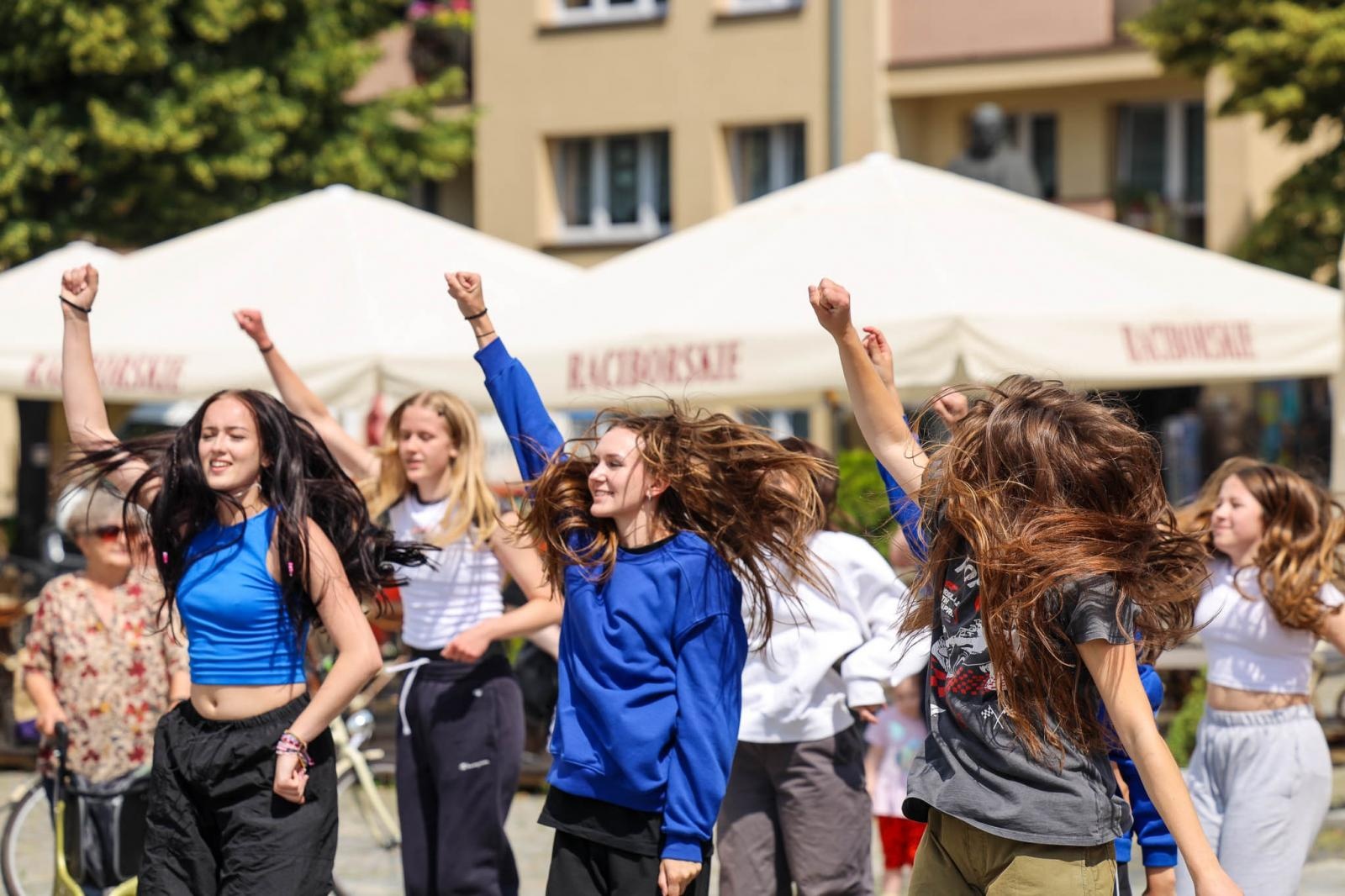 Zdjęcie w galerii na portalu naszraciborz.pl: Hip-hopowy finał warsztatów tanecznych RCK na raciborskim rynku na bis! wiadomości z regionu